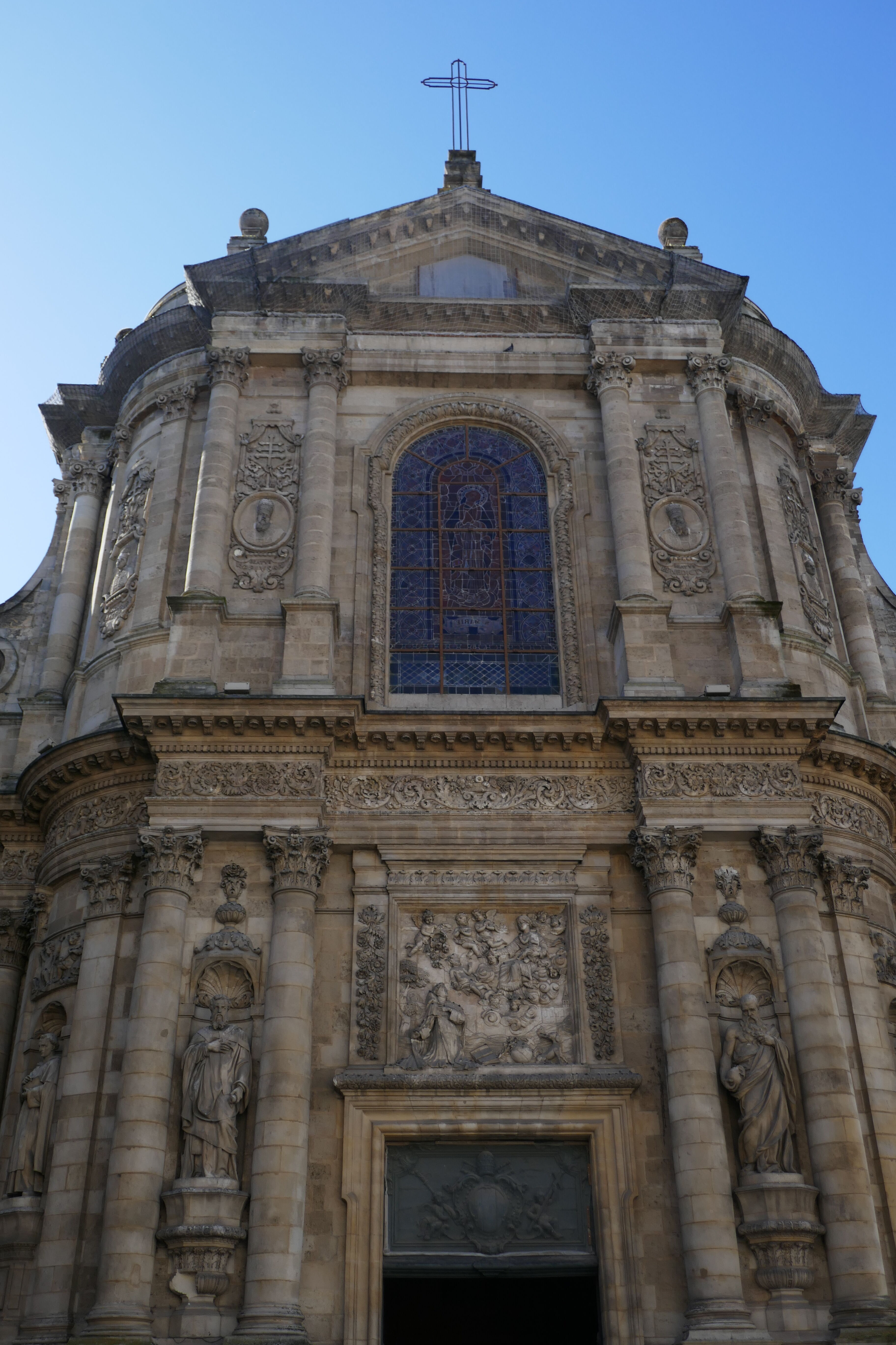 La façade principale de l'église