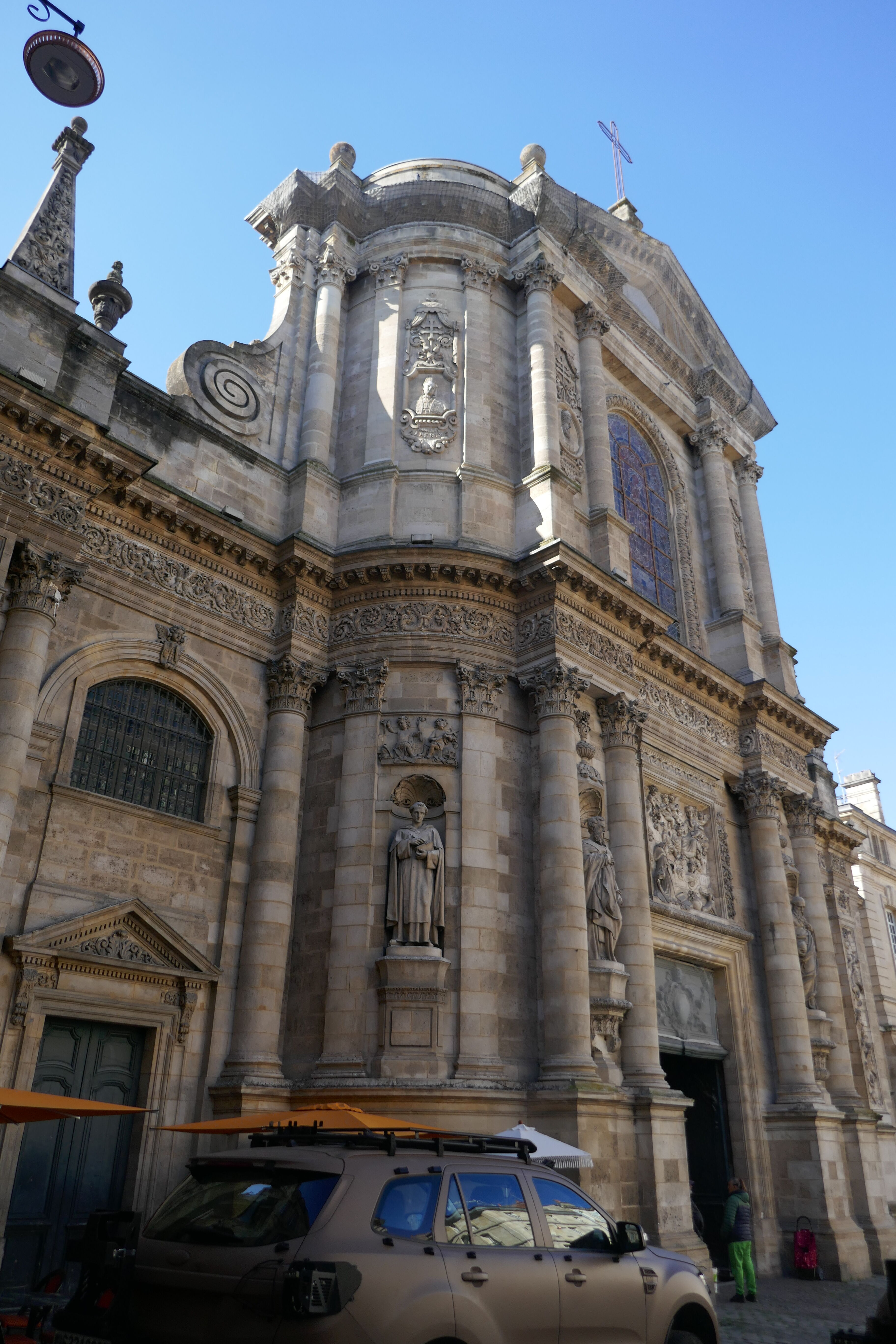 La façade principale depuis la rue 