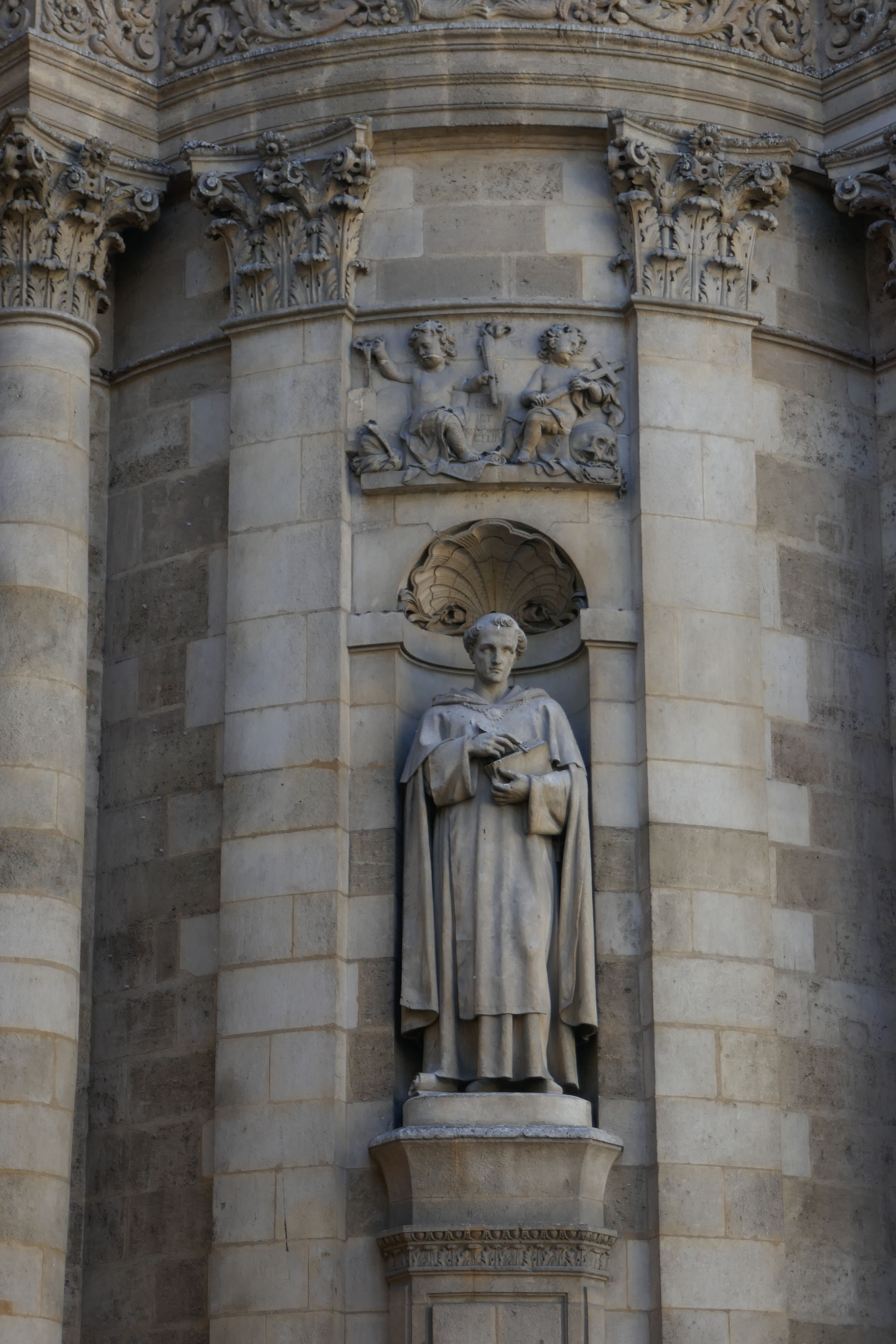 Sculpture présente sur la façade de l'église