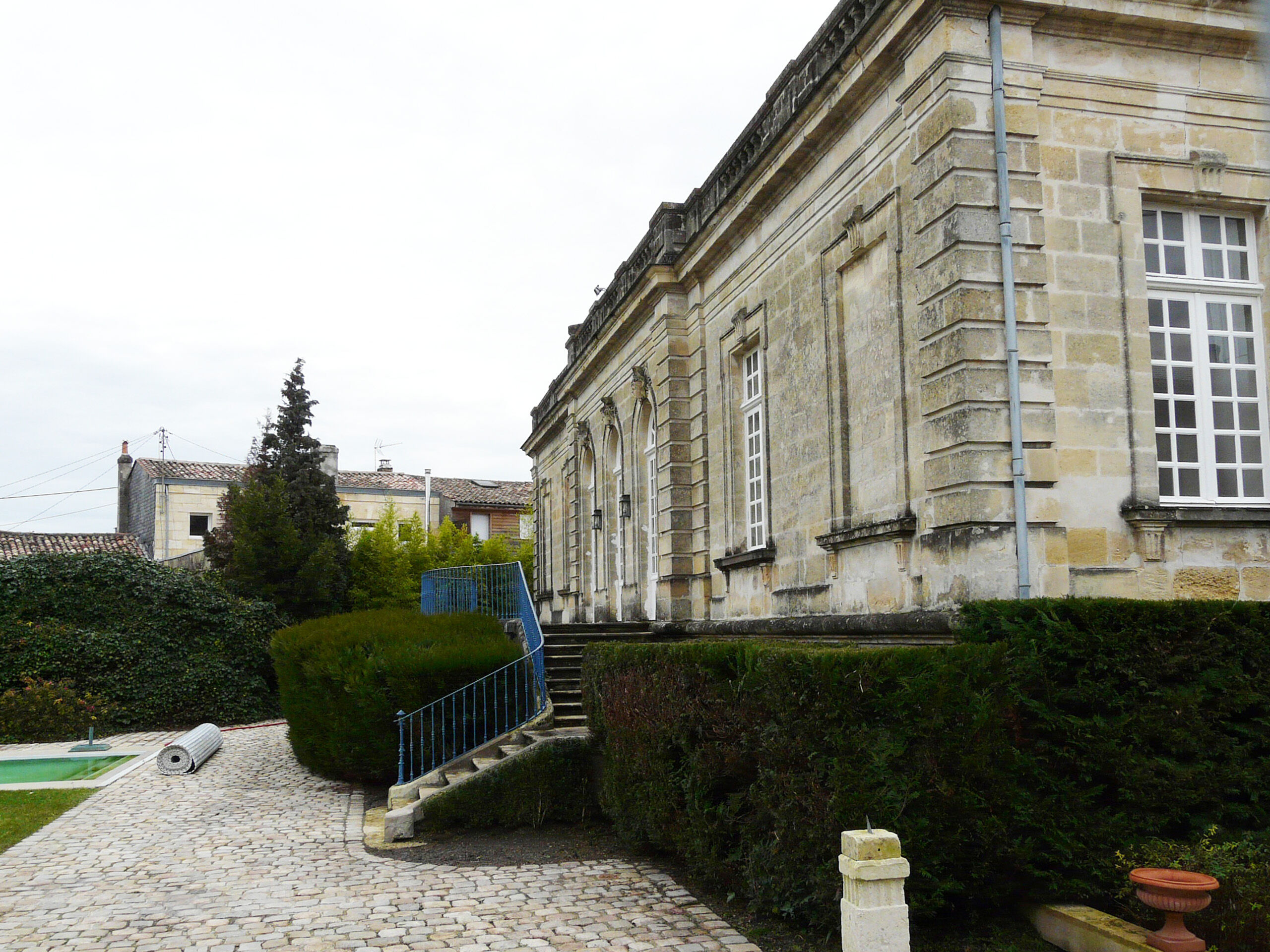 Vue sur le jardin et les façades de l'hôtel particulier
