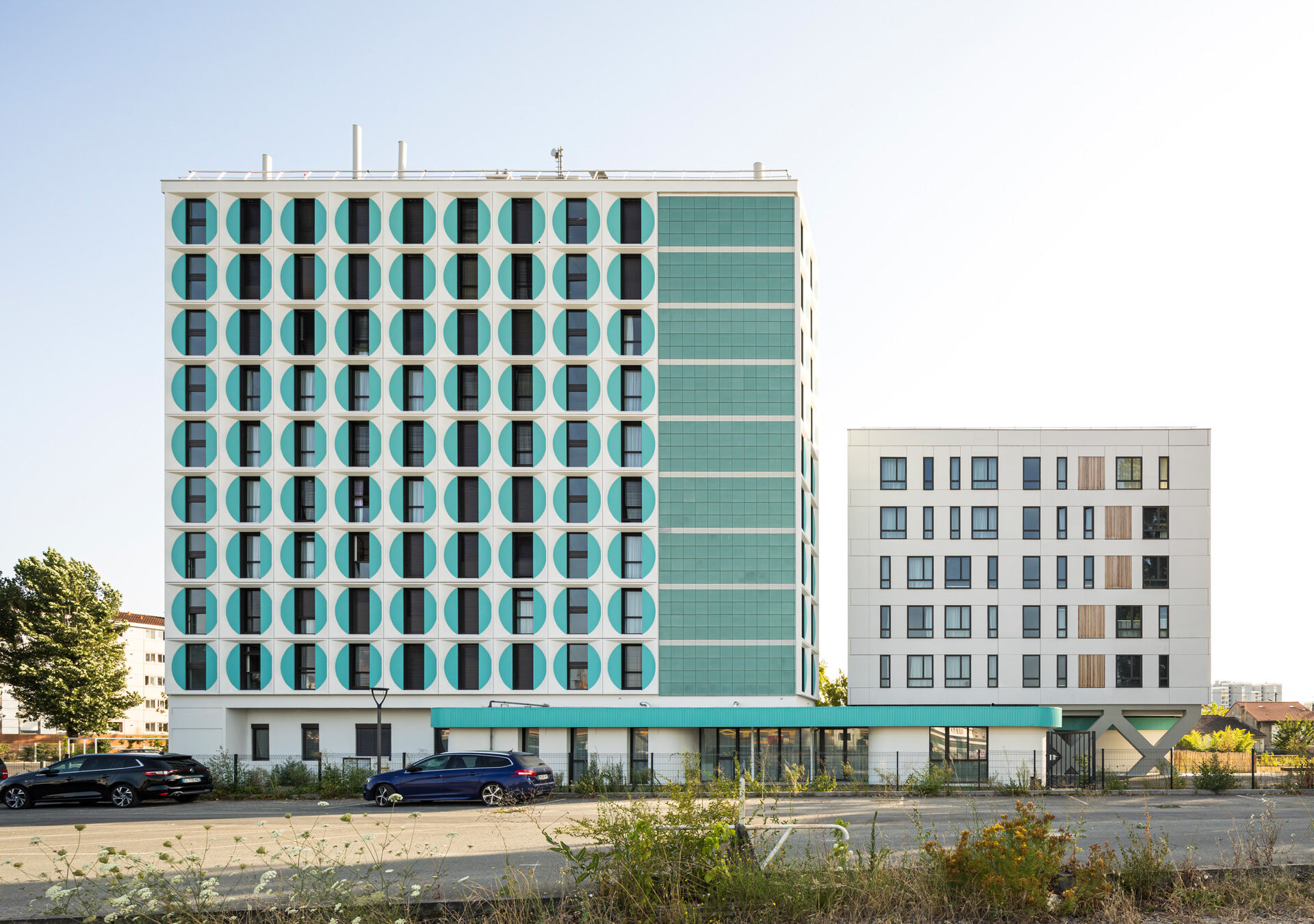 Vue des résidences rénovée (à gauche) et nouvellement construite (à droite), en 2019.