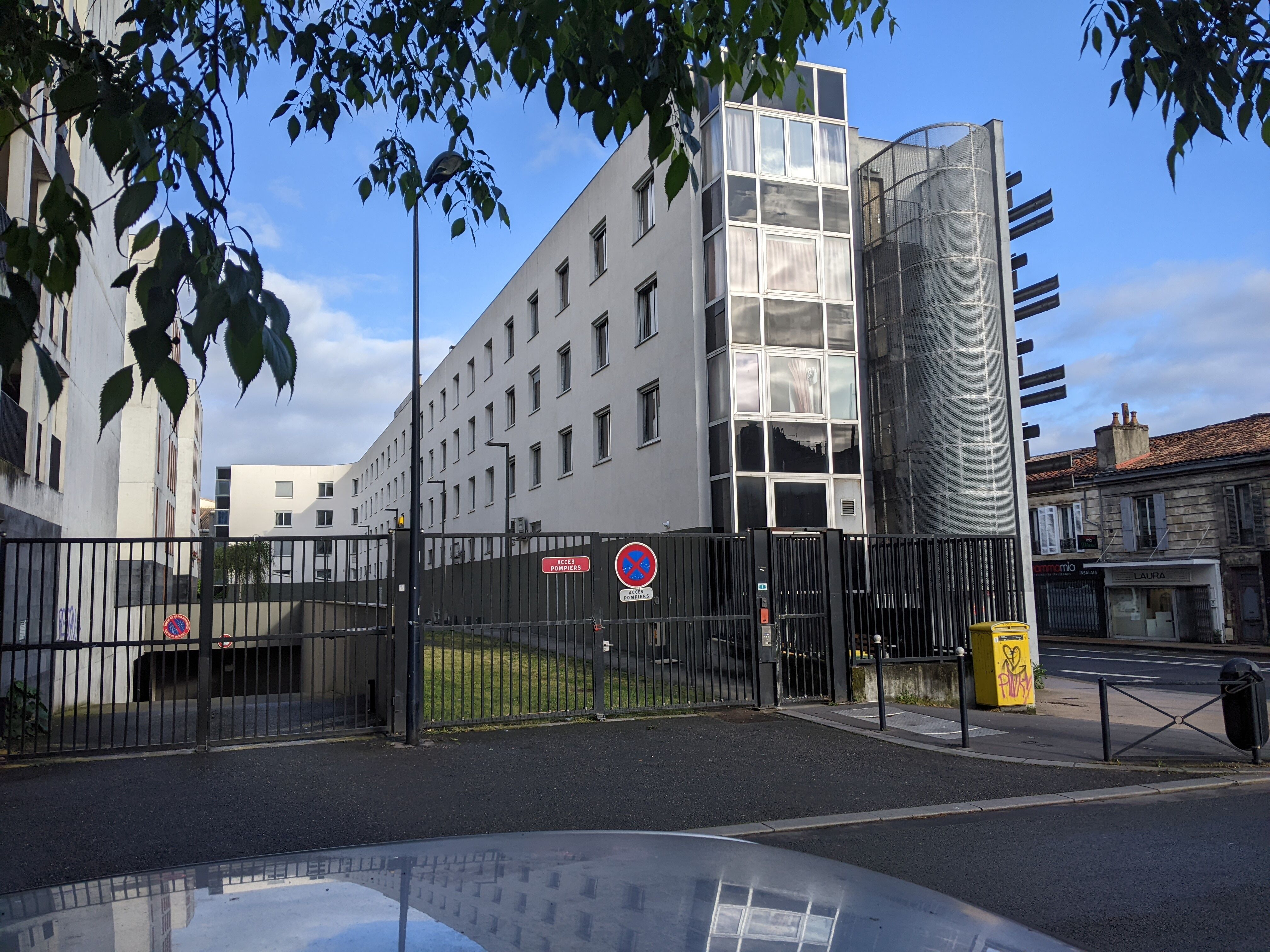 Façade postérieure des chambes, vue depuis la rue des Anciens-Combattants-d'Afrique.
