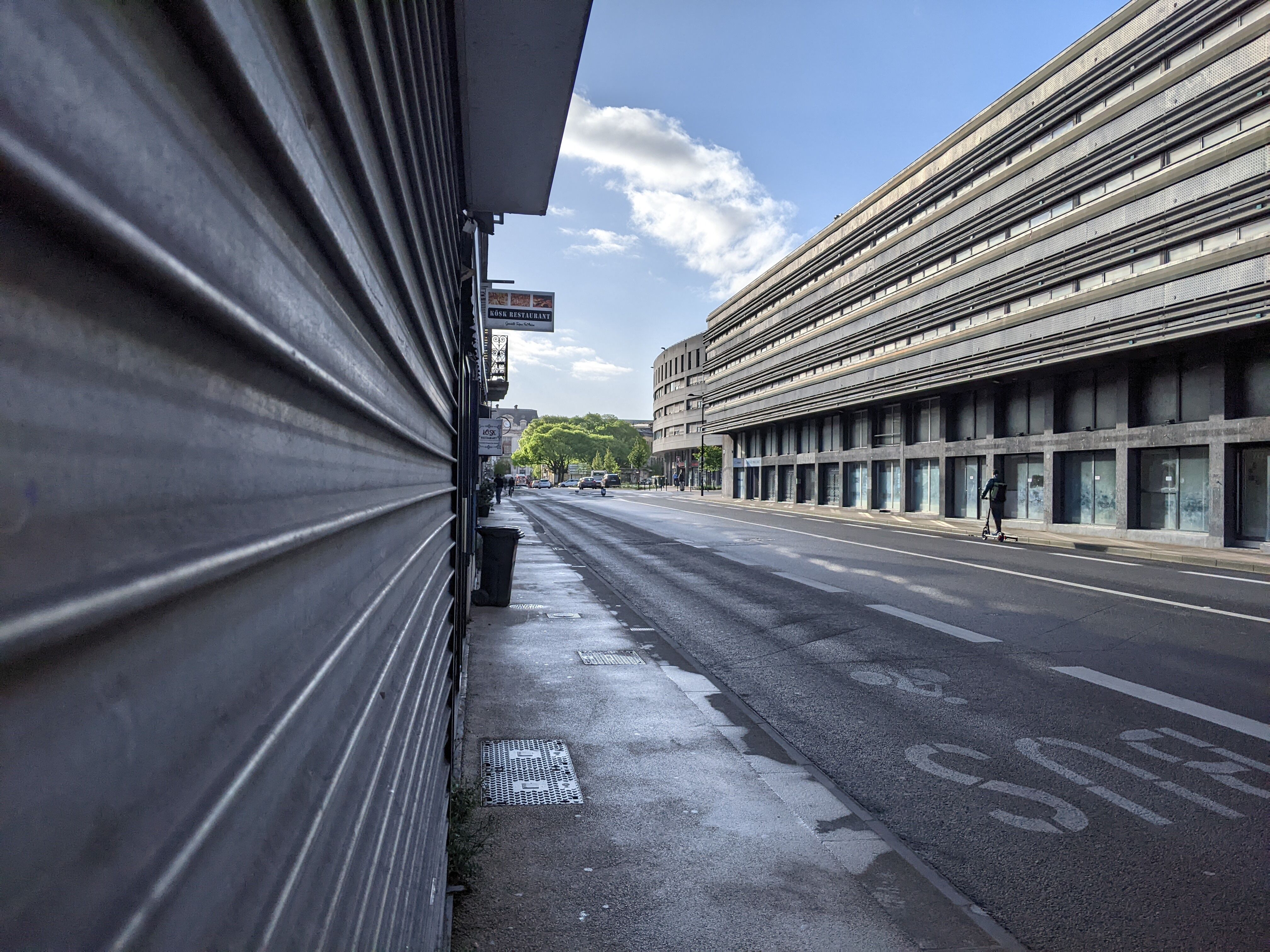 Façde principale en regard des commerces du cours de la Marne, vue vers la gare.