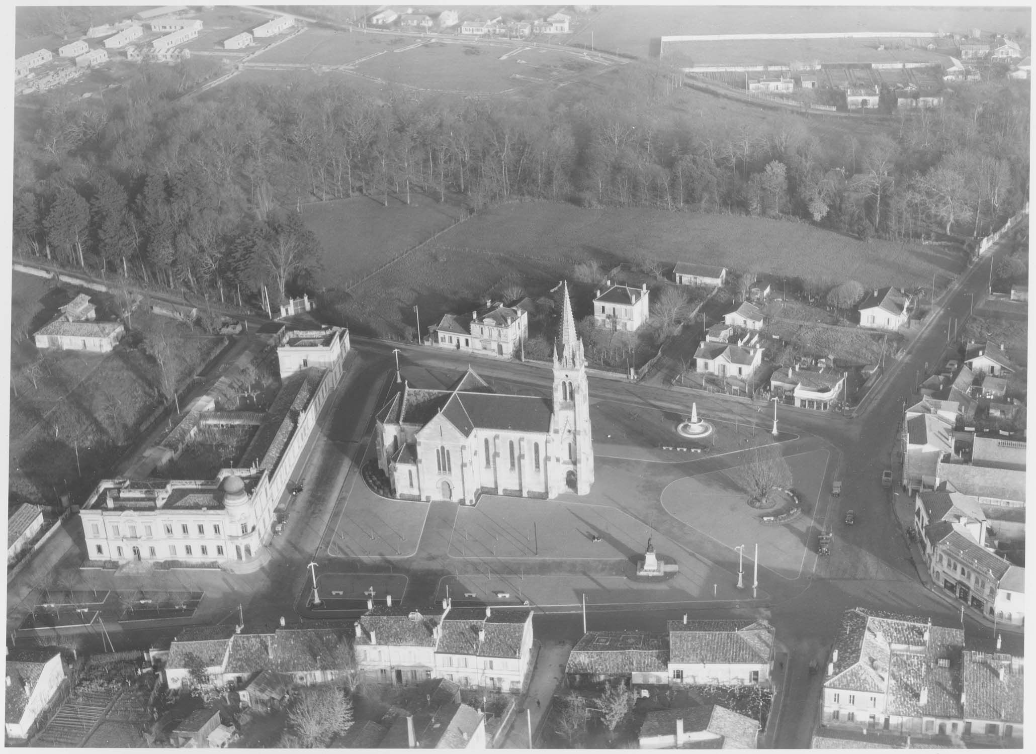 Vue aérienne du quartier de l'église de Mérignac avec, au fond à gauche, le chantirer castors, 1953 