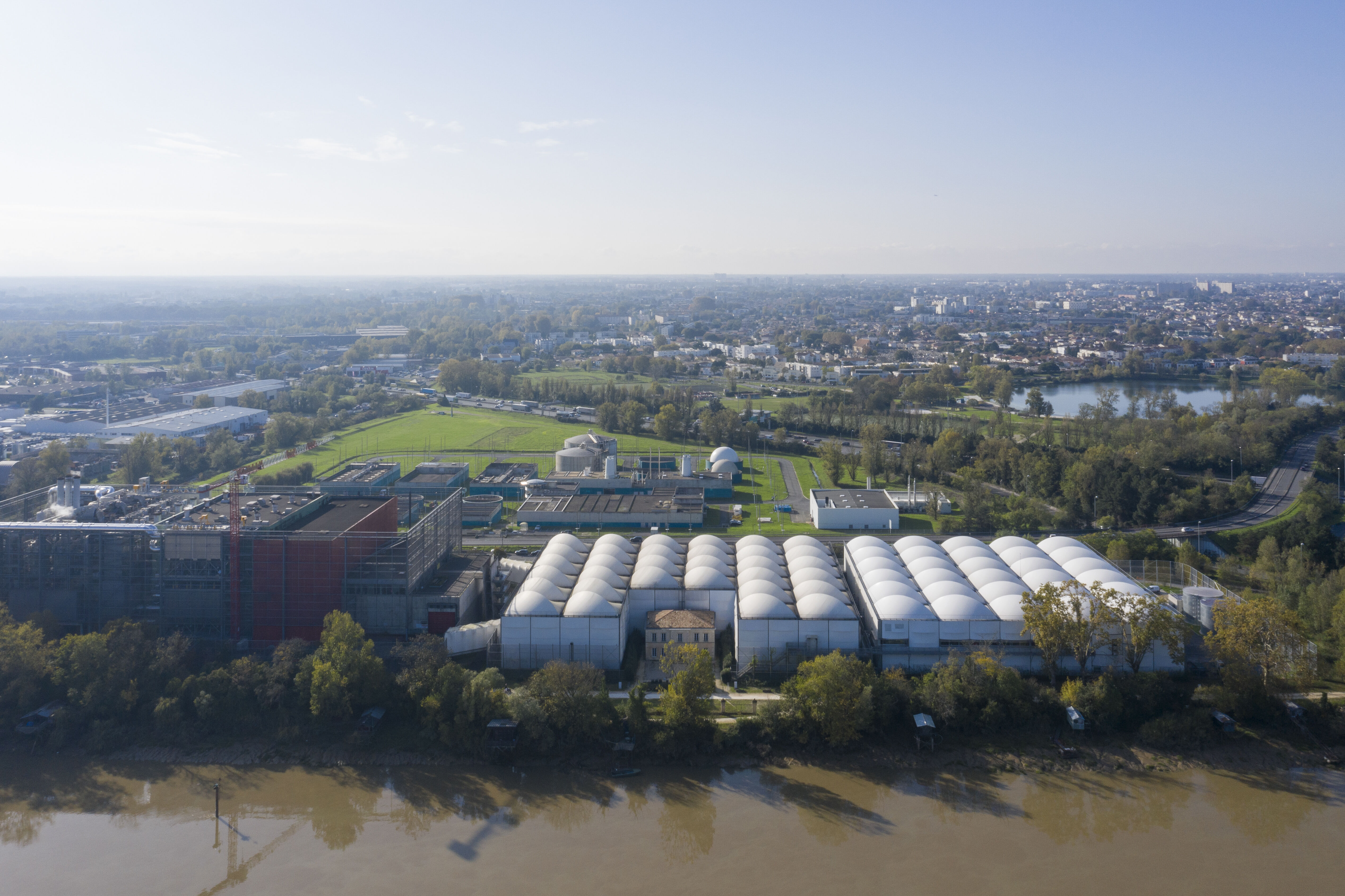 Vue vers la station d'épuration Clos de Hilde et l'usine de valorisation énergétique ASTRIA 