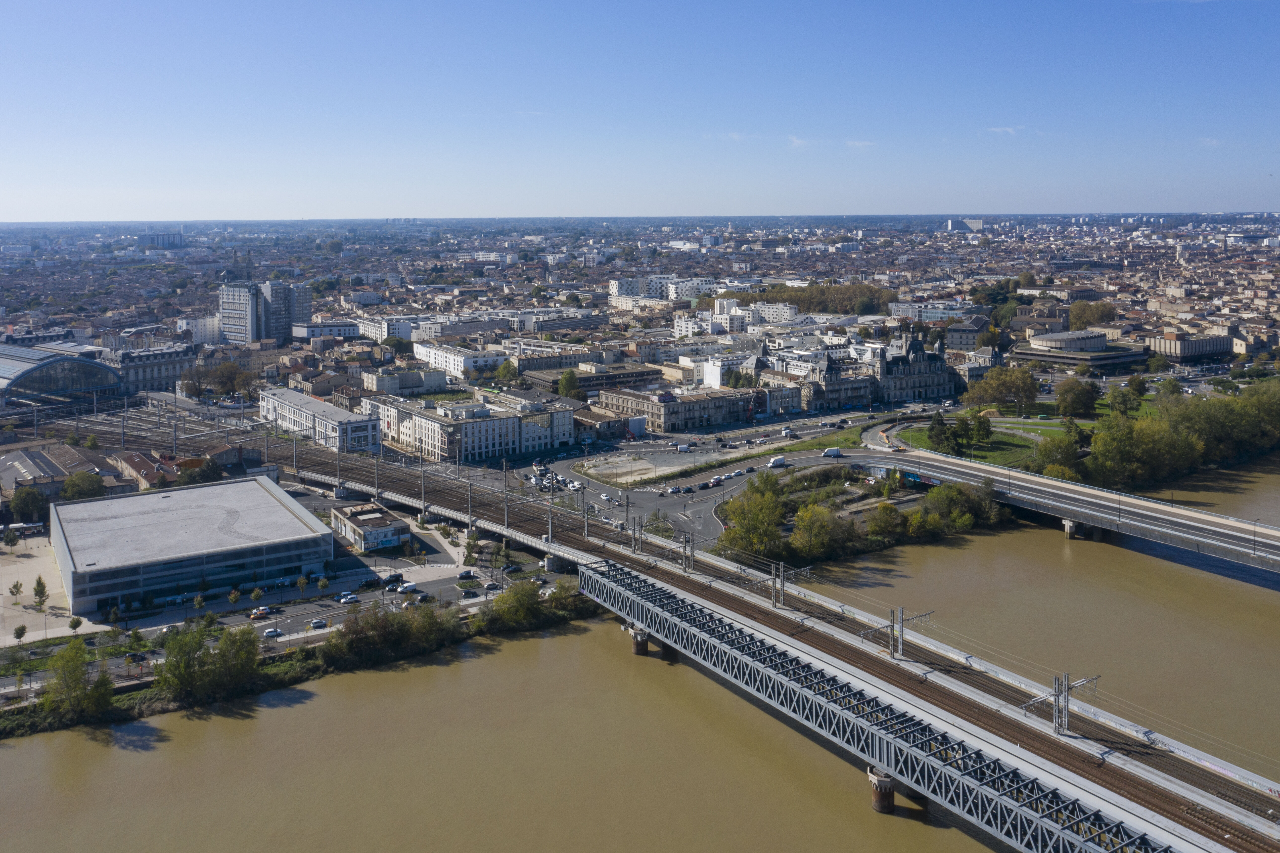 Vue vers Bordeaux au droit de la passerelle Eiffel et des ponts ferroviaire et Saint-Jean