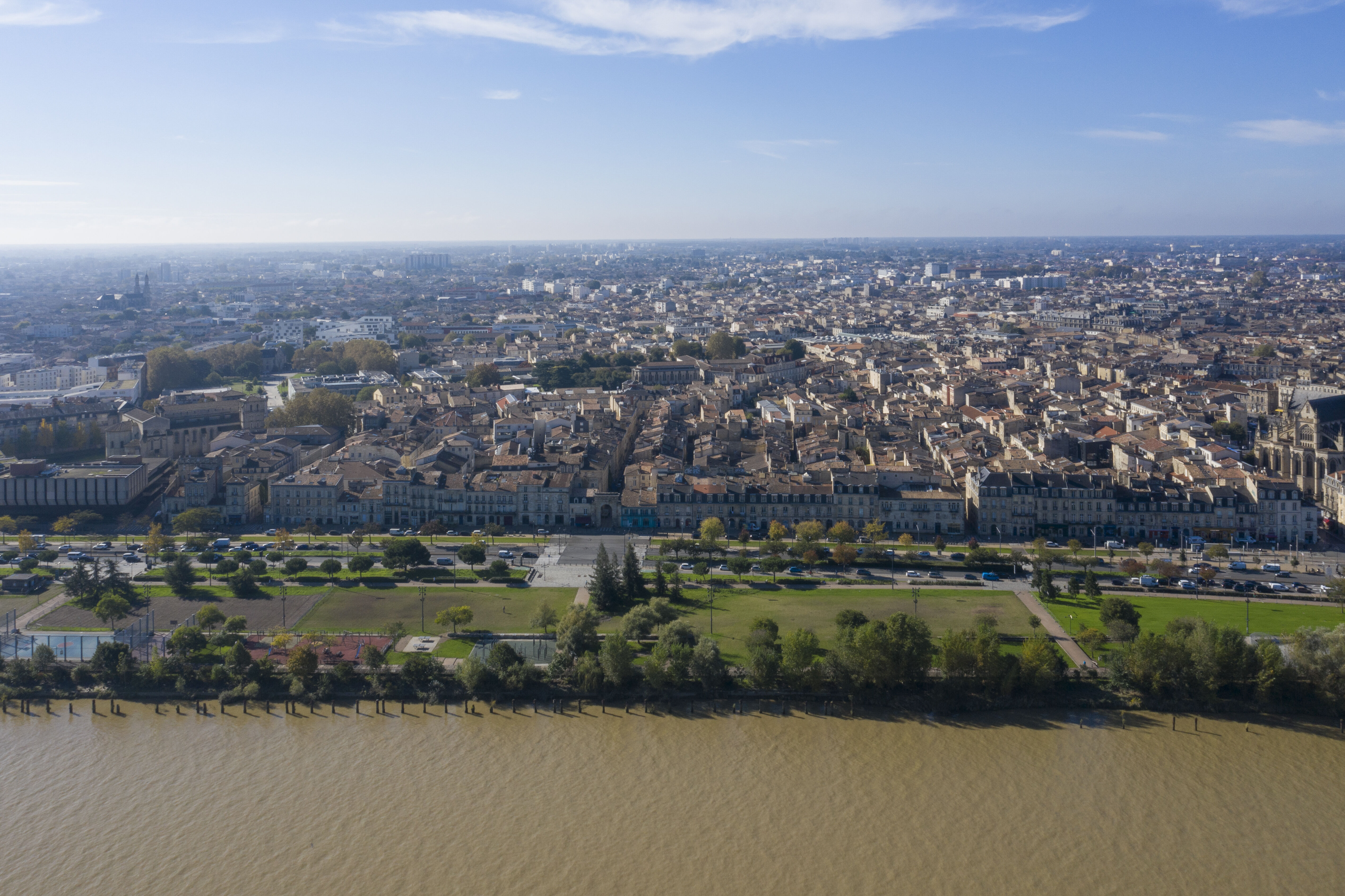 Vue vers Bordeaux entre le pont Saint-Jean et le pont de pierre en rive gauche Entre le pont Saint-J