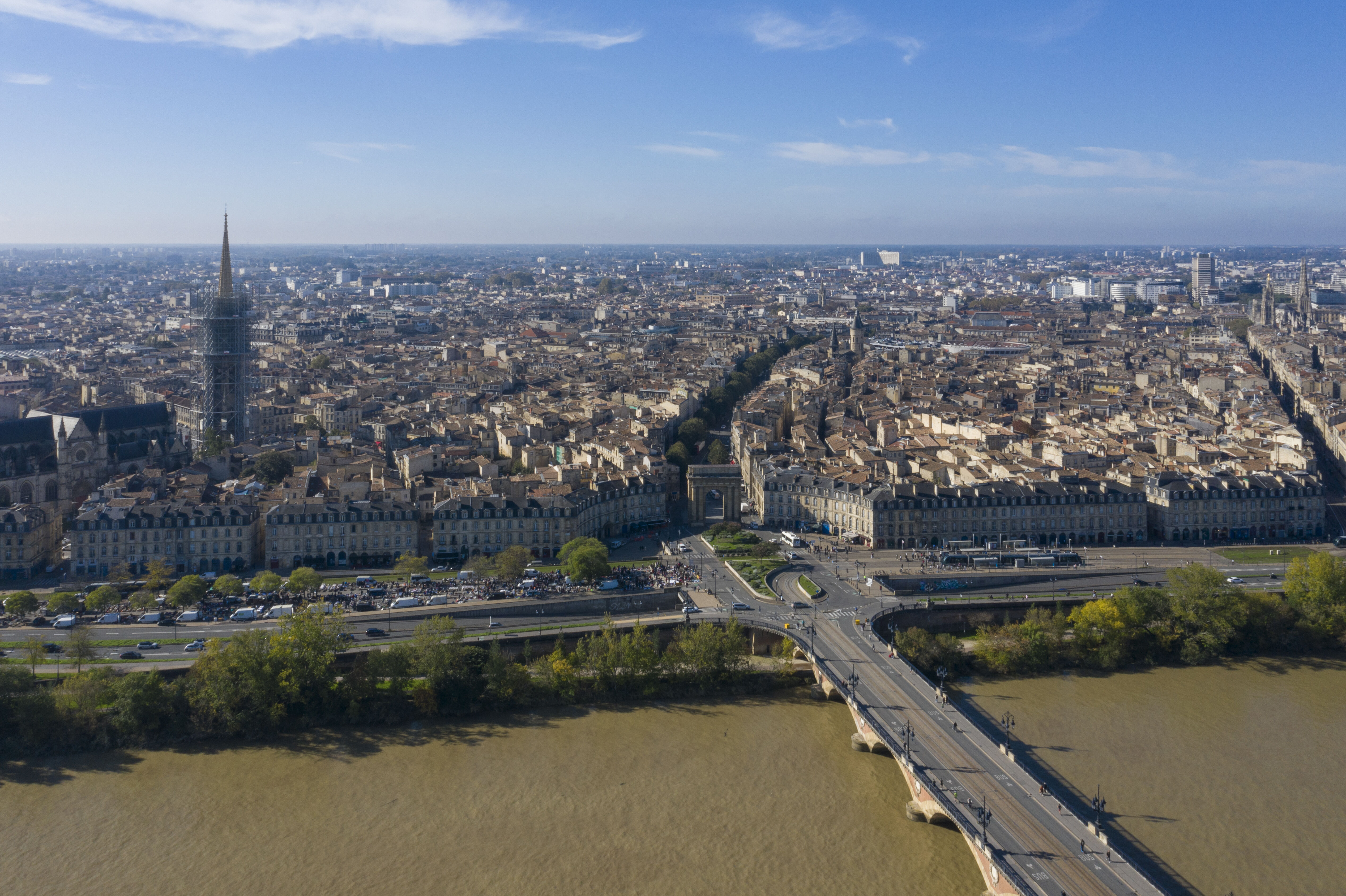 Vue vers Bordeaux à la hauteur du pont de pierre