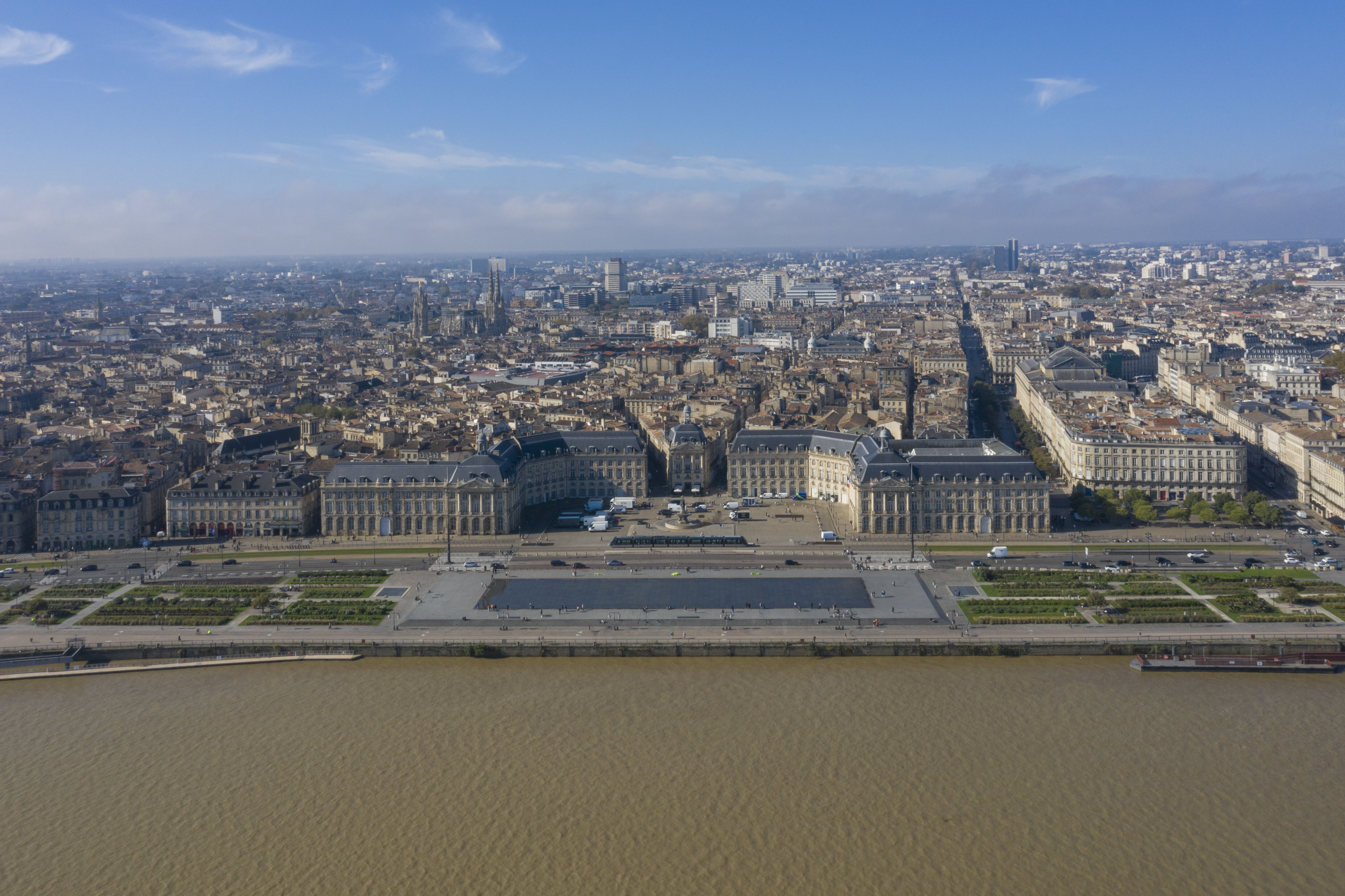 Vue vers Bordeaux à la hauteur de la place de la Bourse