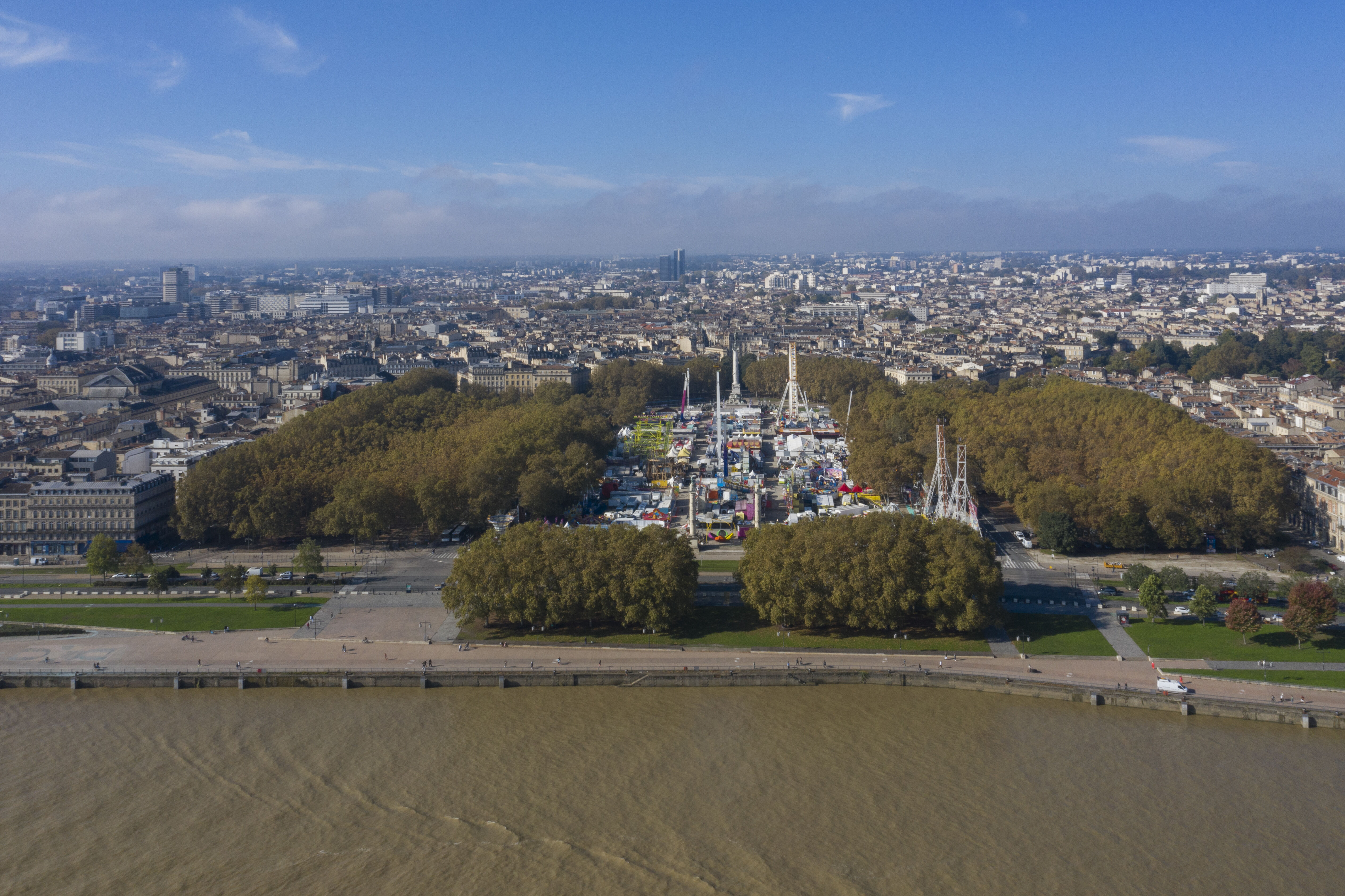Vue vers Bordeaux à la hauteur de la place des Quinconces 