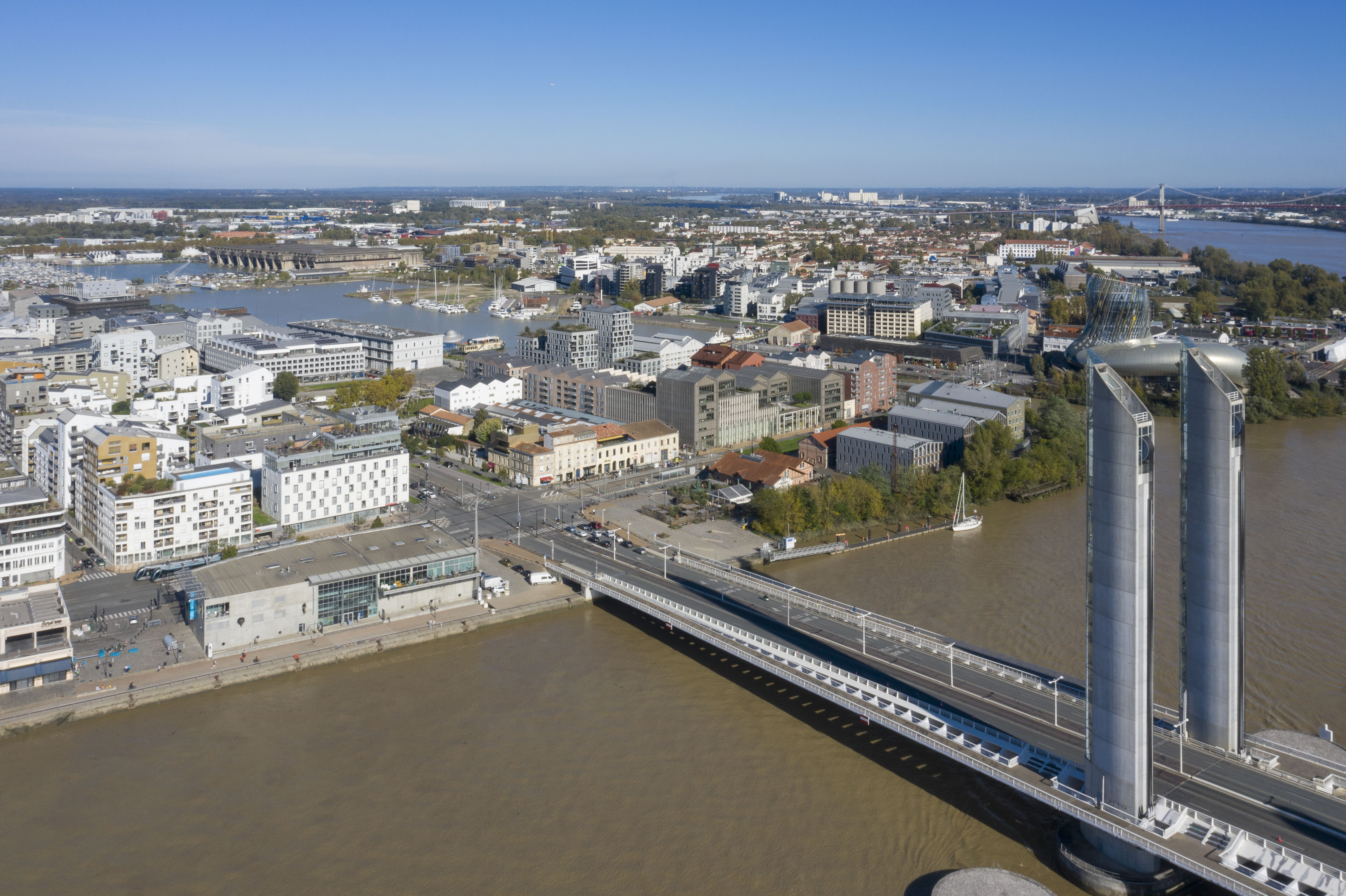 Vue vers Bordeaux au débouché du pont Chaban-Delmas