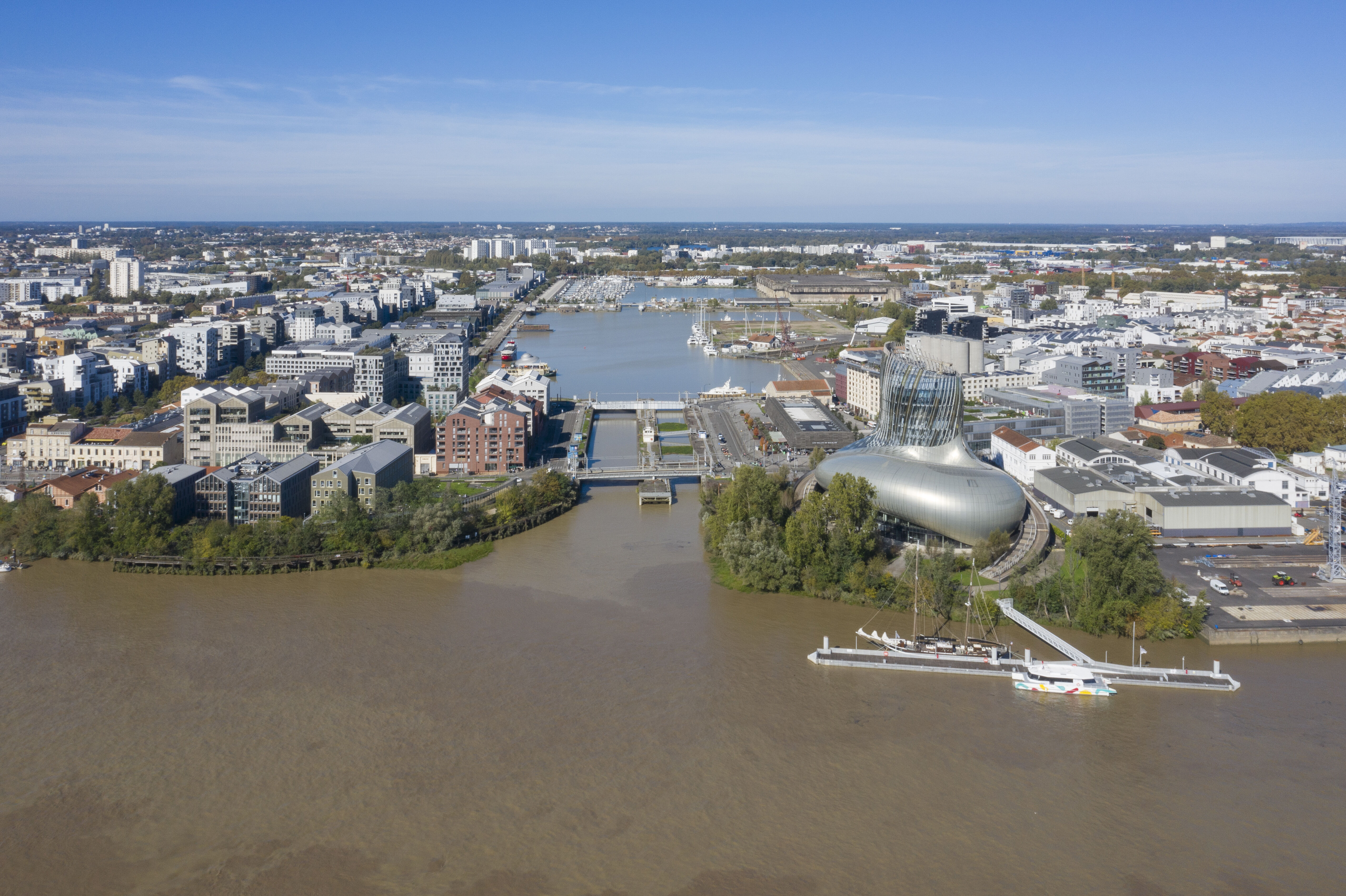 Vue vers Bordeaux à la hauteur des bassins à flot