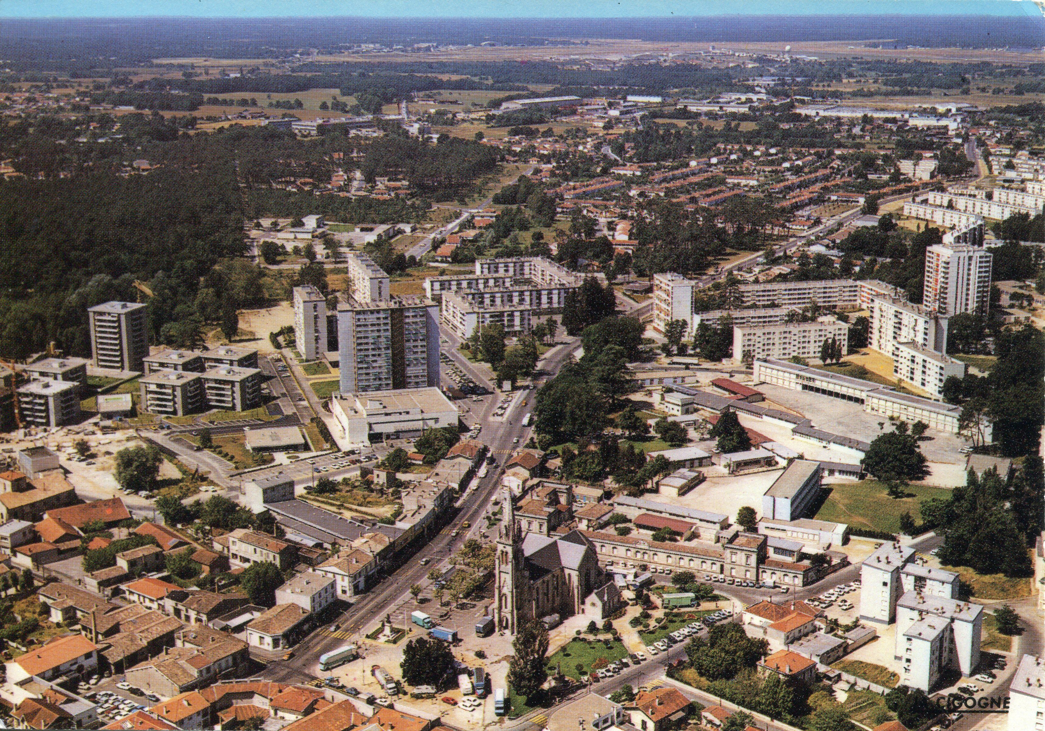 Vue aérienne des opérations Le Parc du Château (au centre) et Le Club (à gauche), vers 1975.