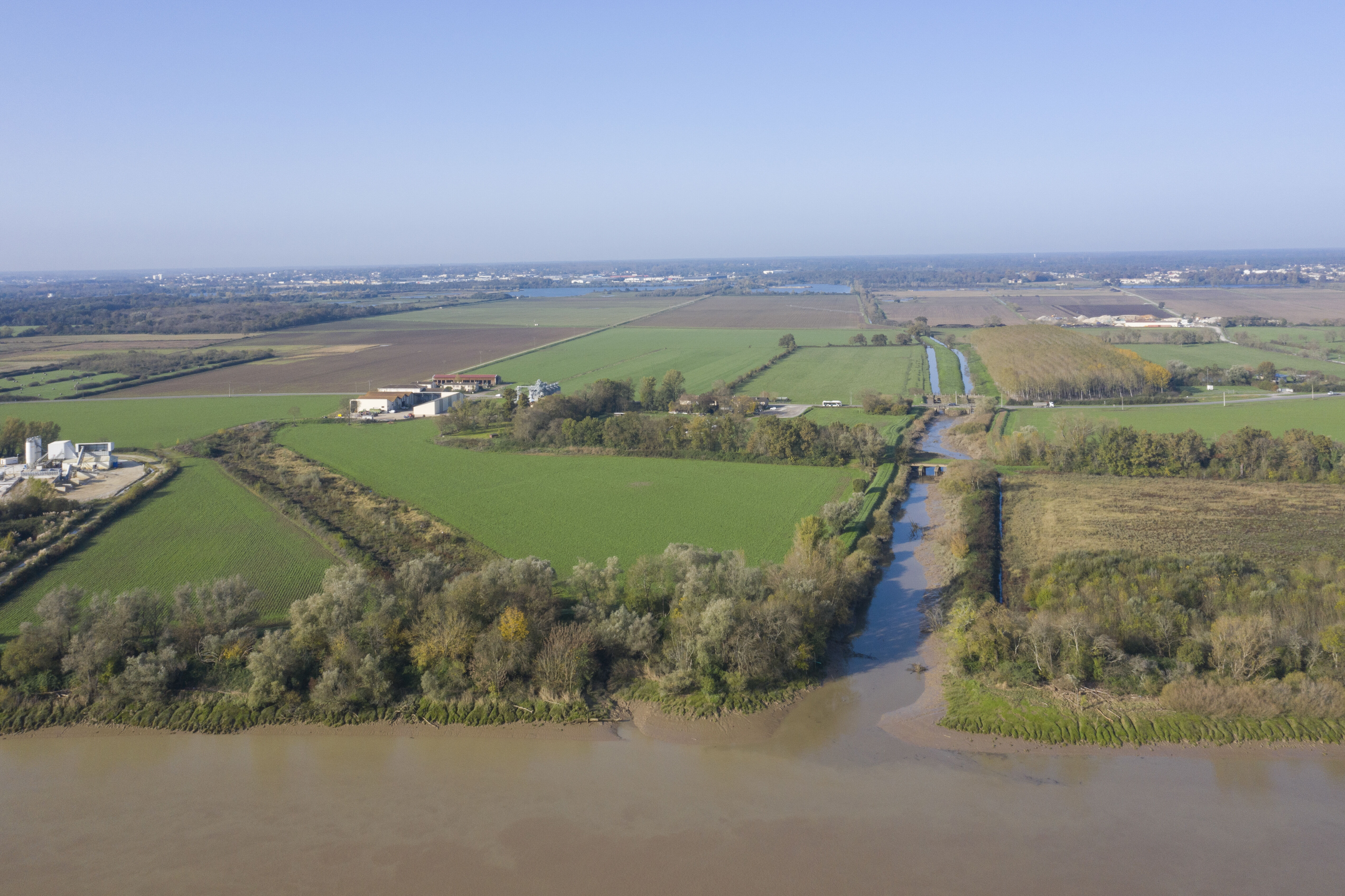 Vue vers Parempuyre à la hauteur de l'embouchure de la jalle de la Lande