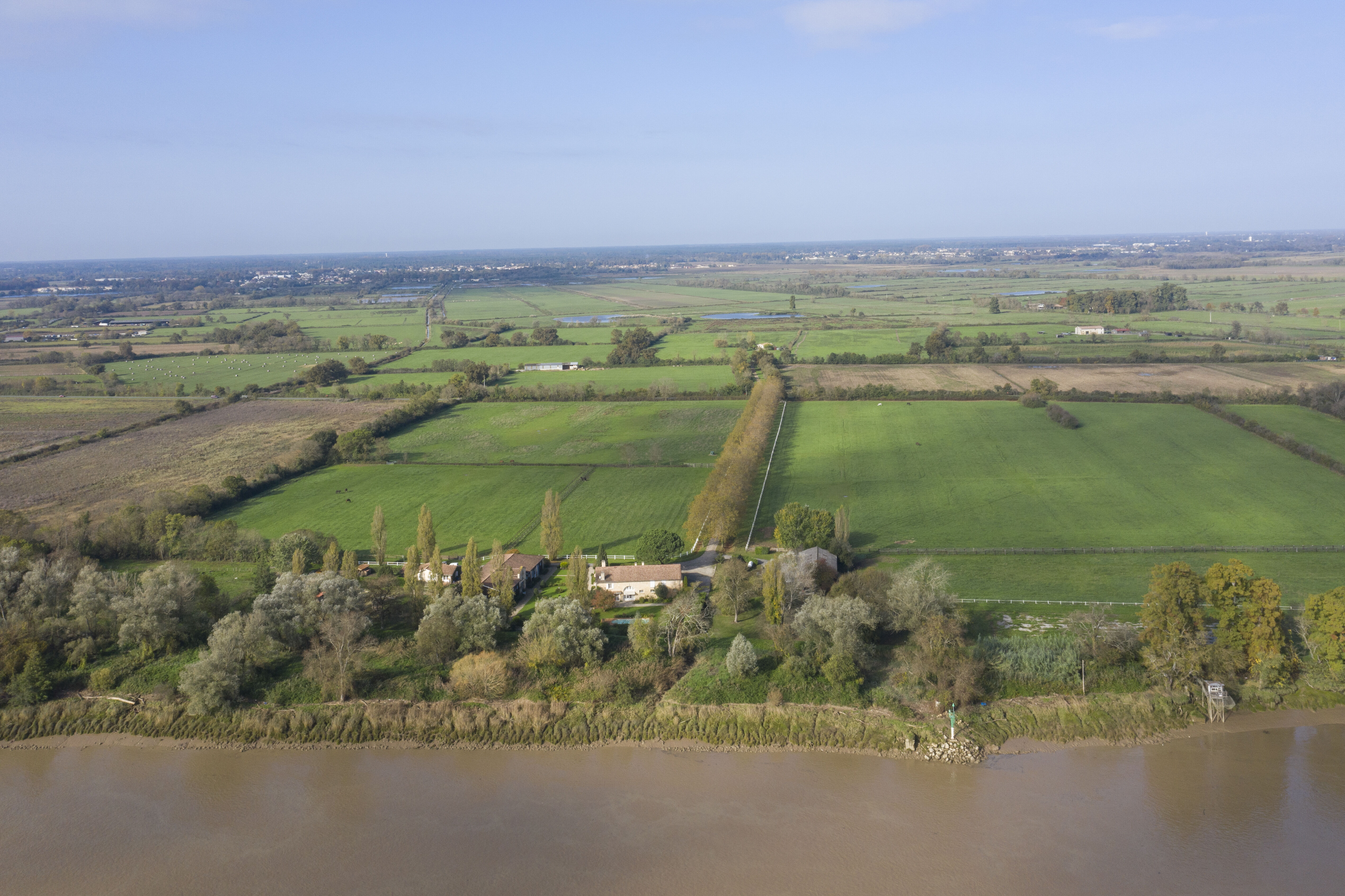 Vue vers Parempuyre au nord de Grattequina