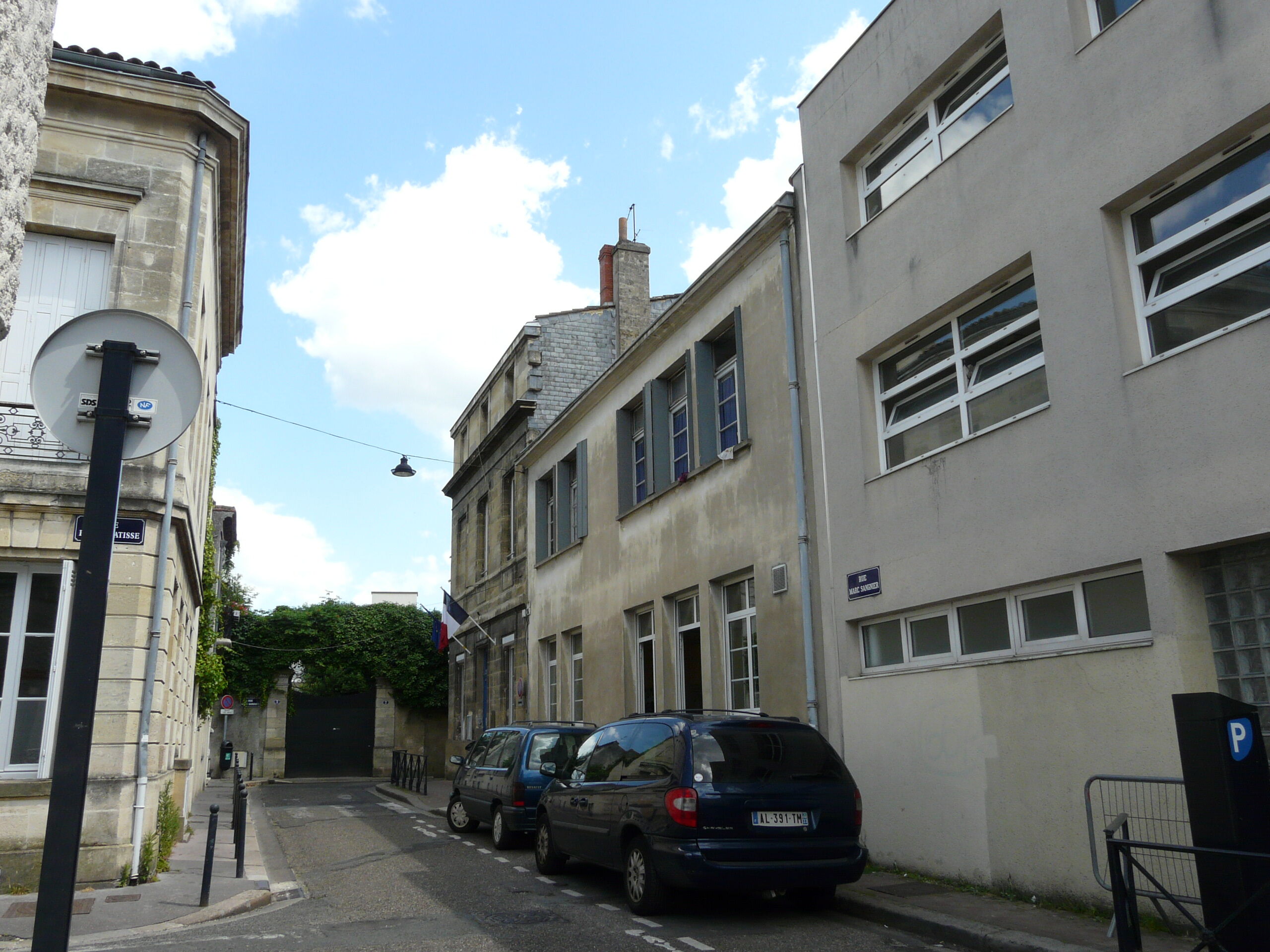 Façades nord des deux bâtiments (pierre et béton) côté rue Marc-Sangnier.