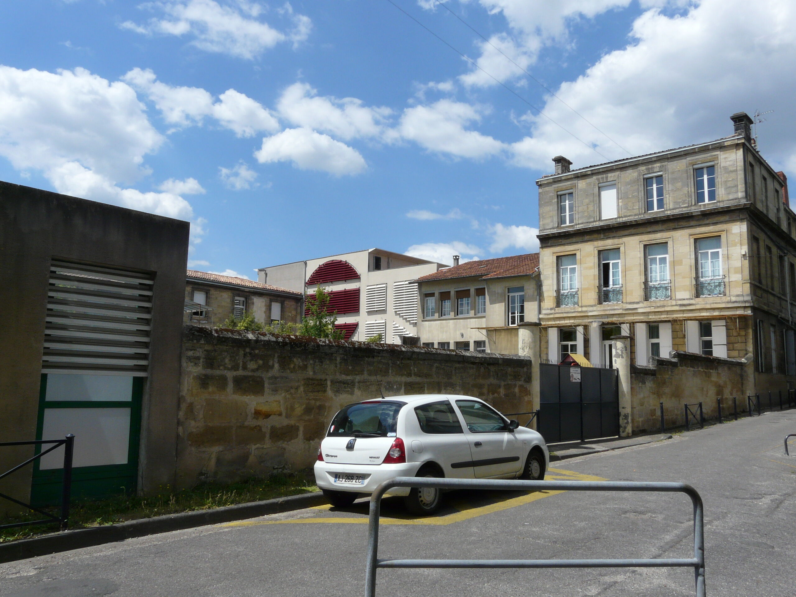 Façade sud côté cour, depuis la rue Marc-Sangnier.