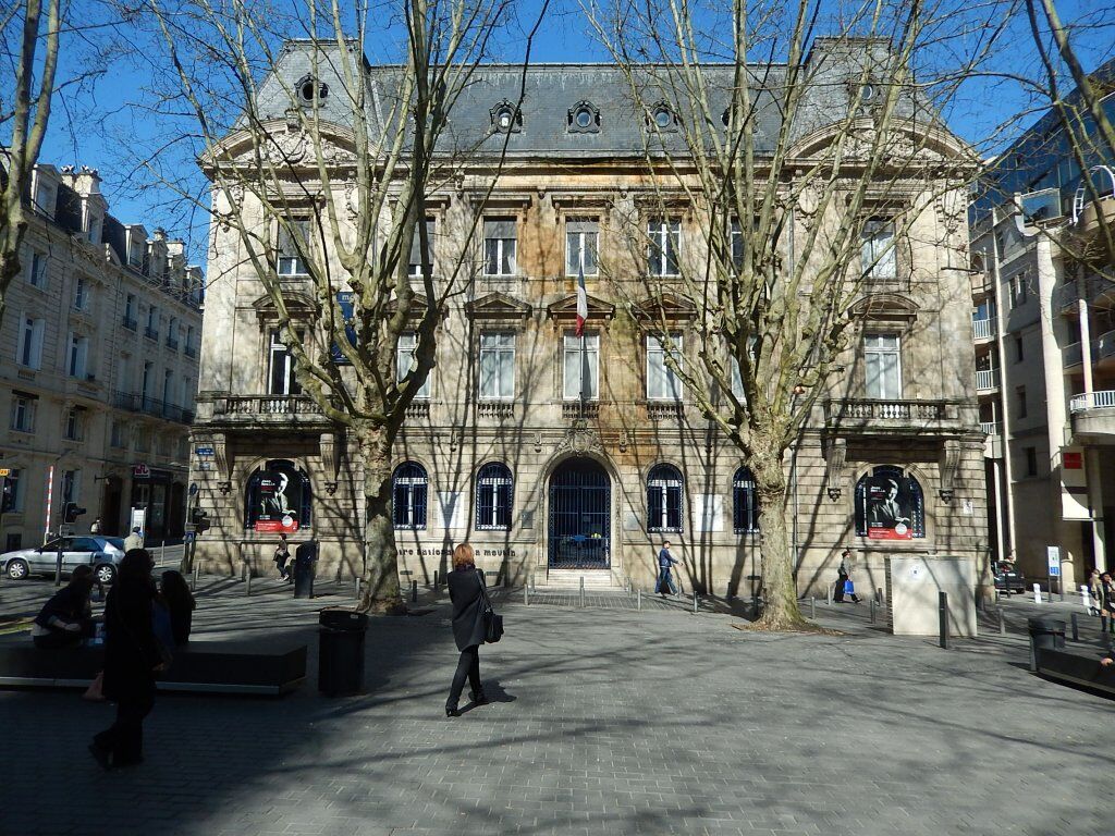 façade principale donnant sur la place Jean-Moulin.