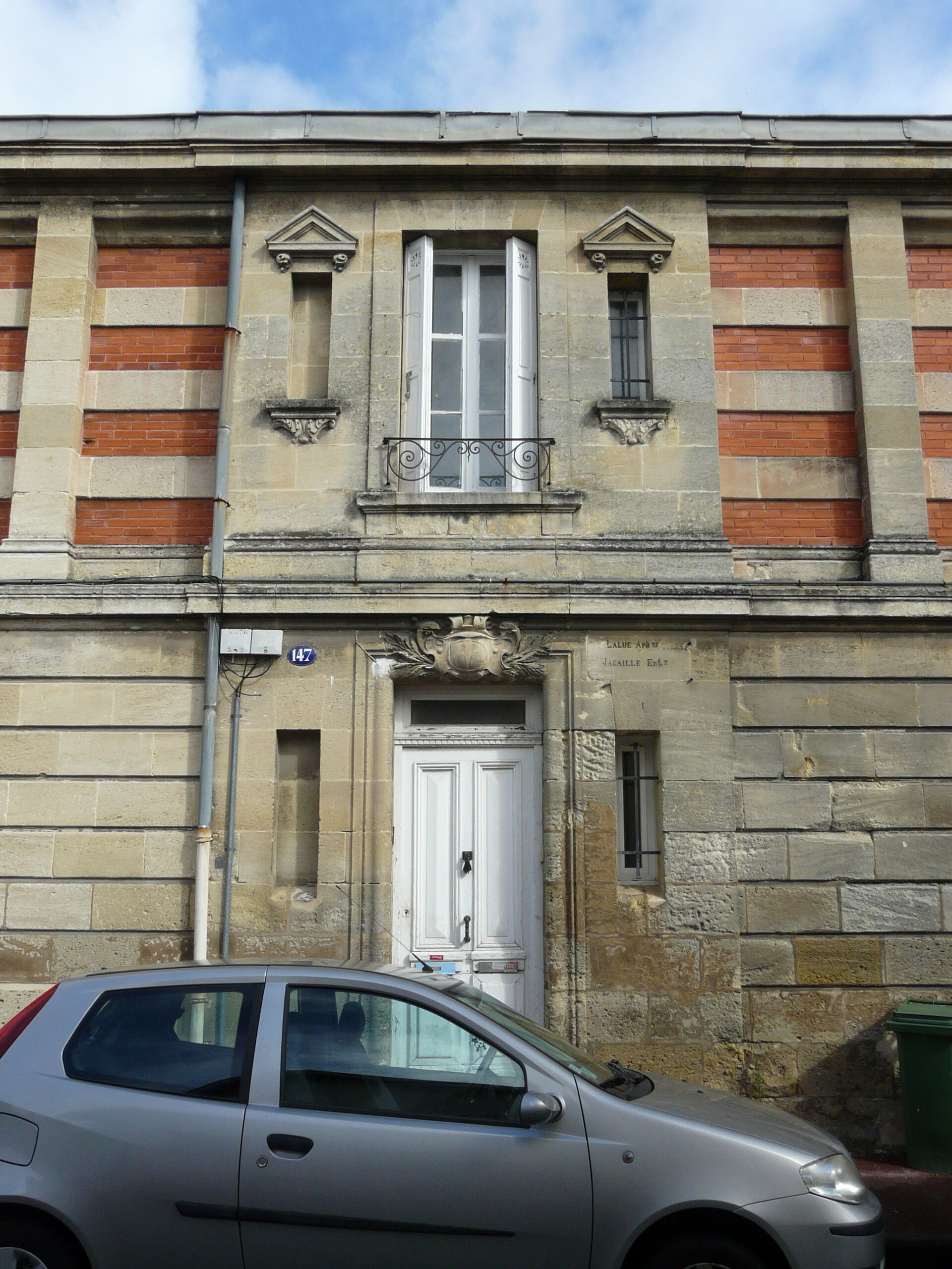 L'entrée principale sur la façade sud.