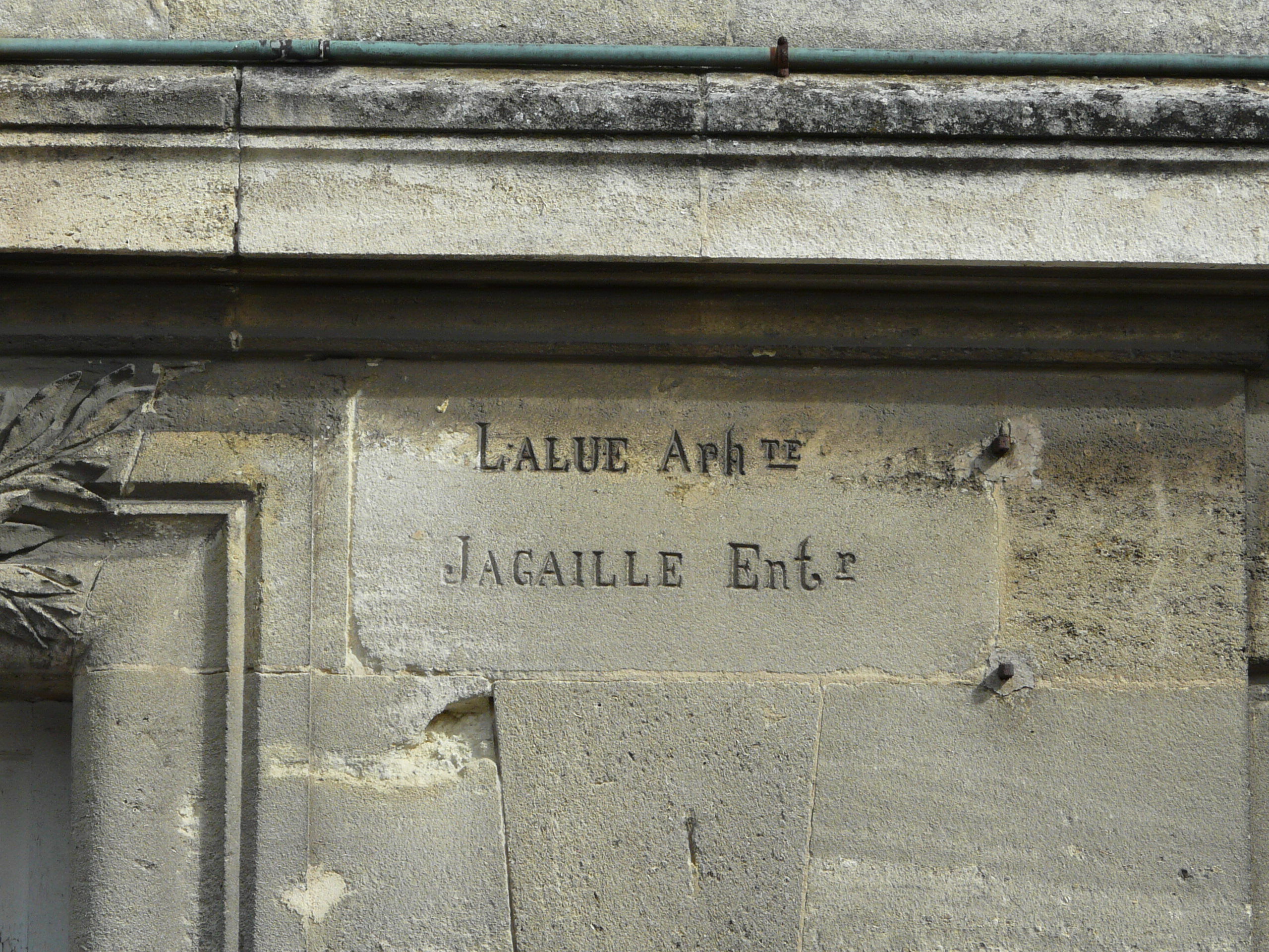La pierre gravée de l'architecte (Lalue) et de l'entrepreneur (Jagaille) sur la façade sud.