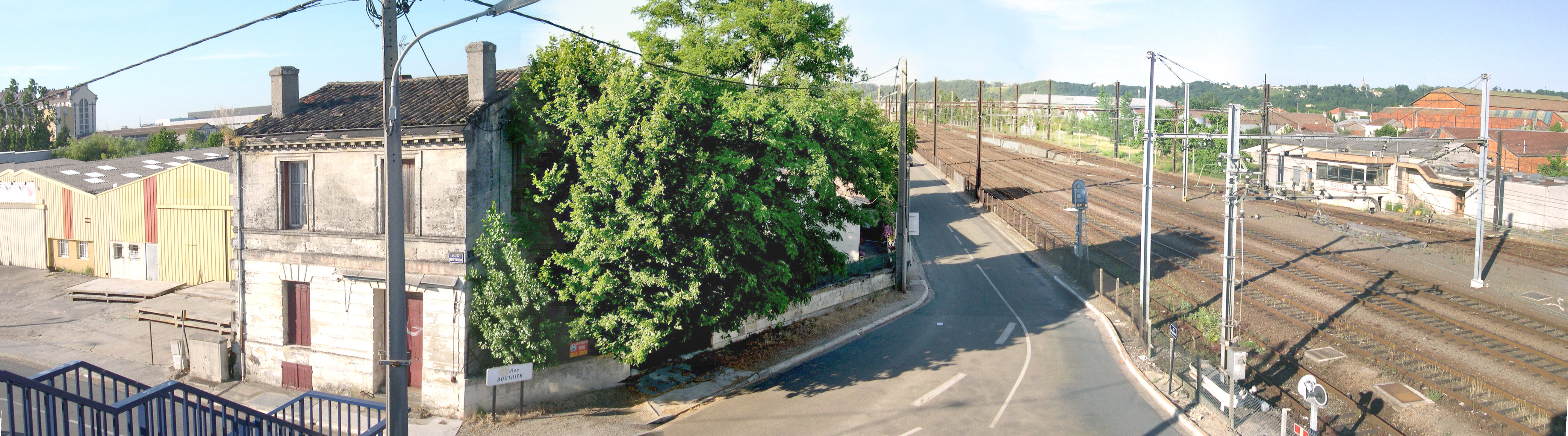 En 2004, ex restaurant cheminot, le poste d'aiguillage et la butte de tri.
