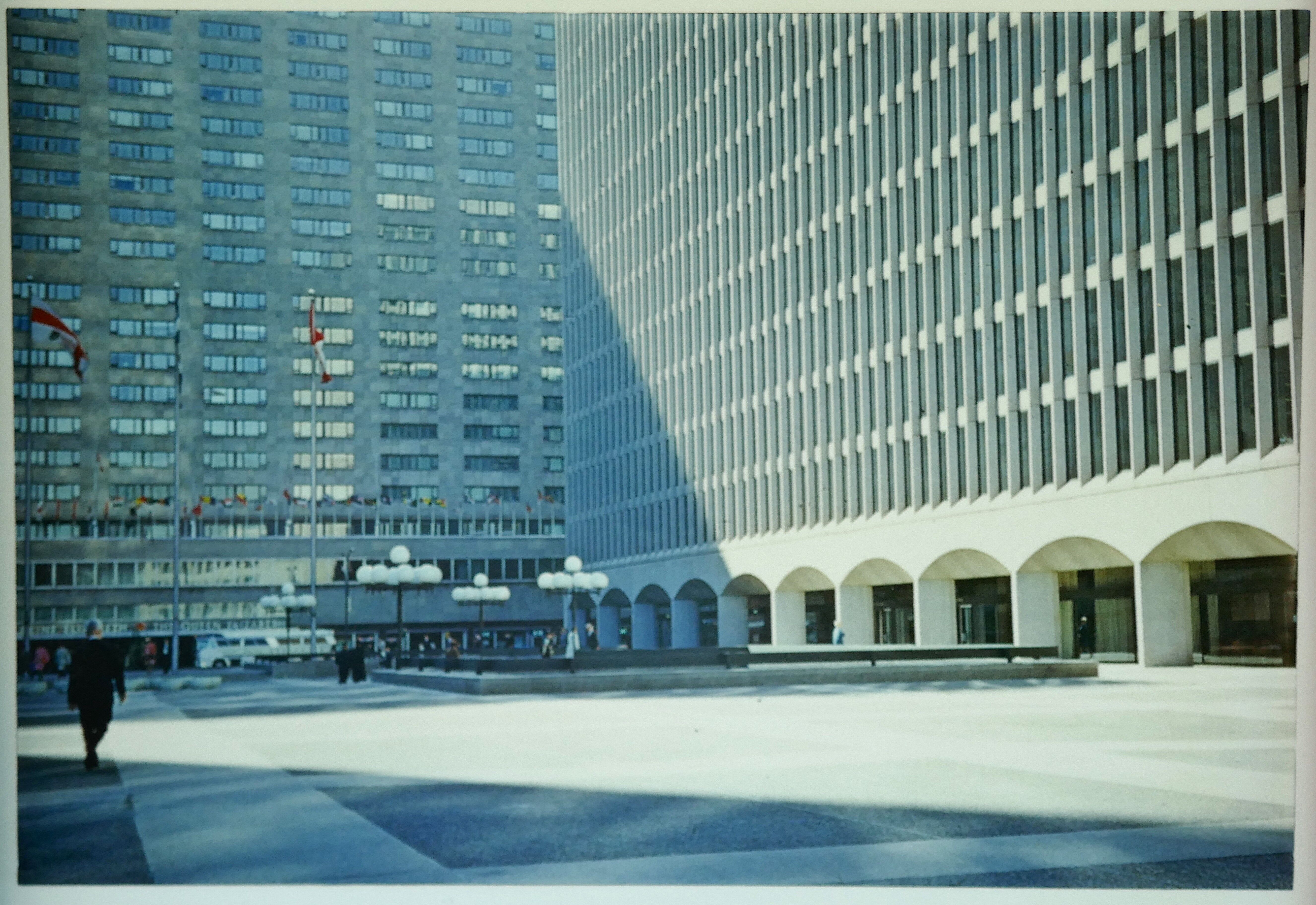 Photographie de l'immeuble 5 PVM à Montréal, vers 1968.