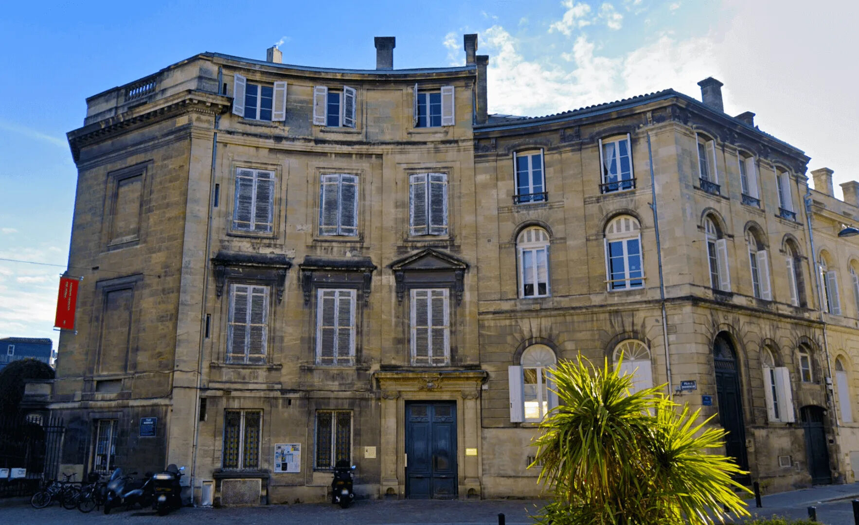 Façade en pierre de l'Hôtel des sociétés savantes