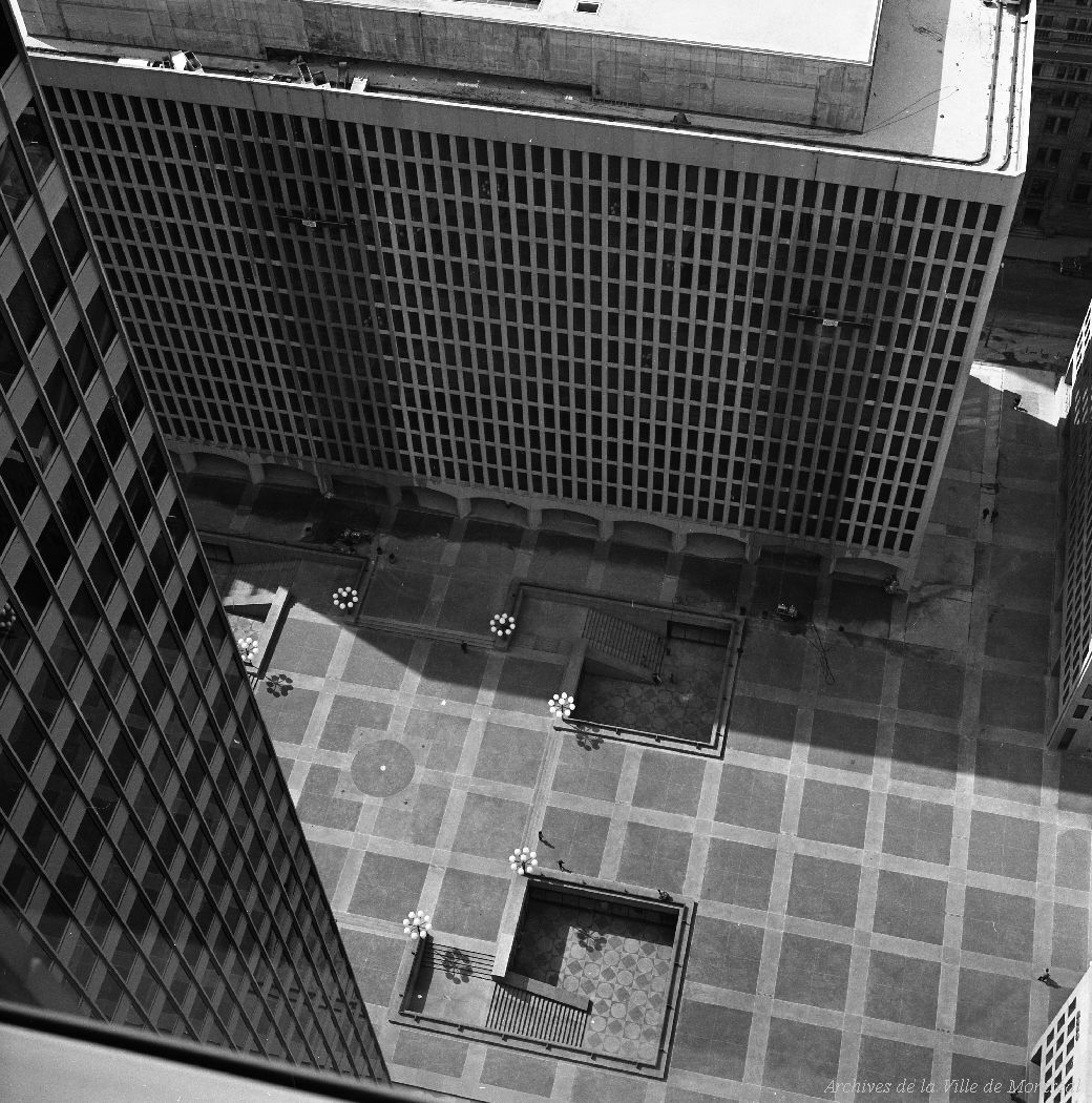 Photographie de l'immeuble 5 PVM à Montréal, vers 1968.