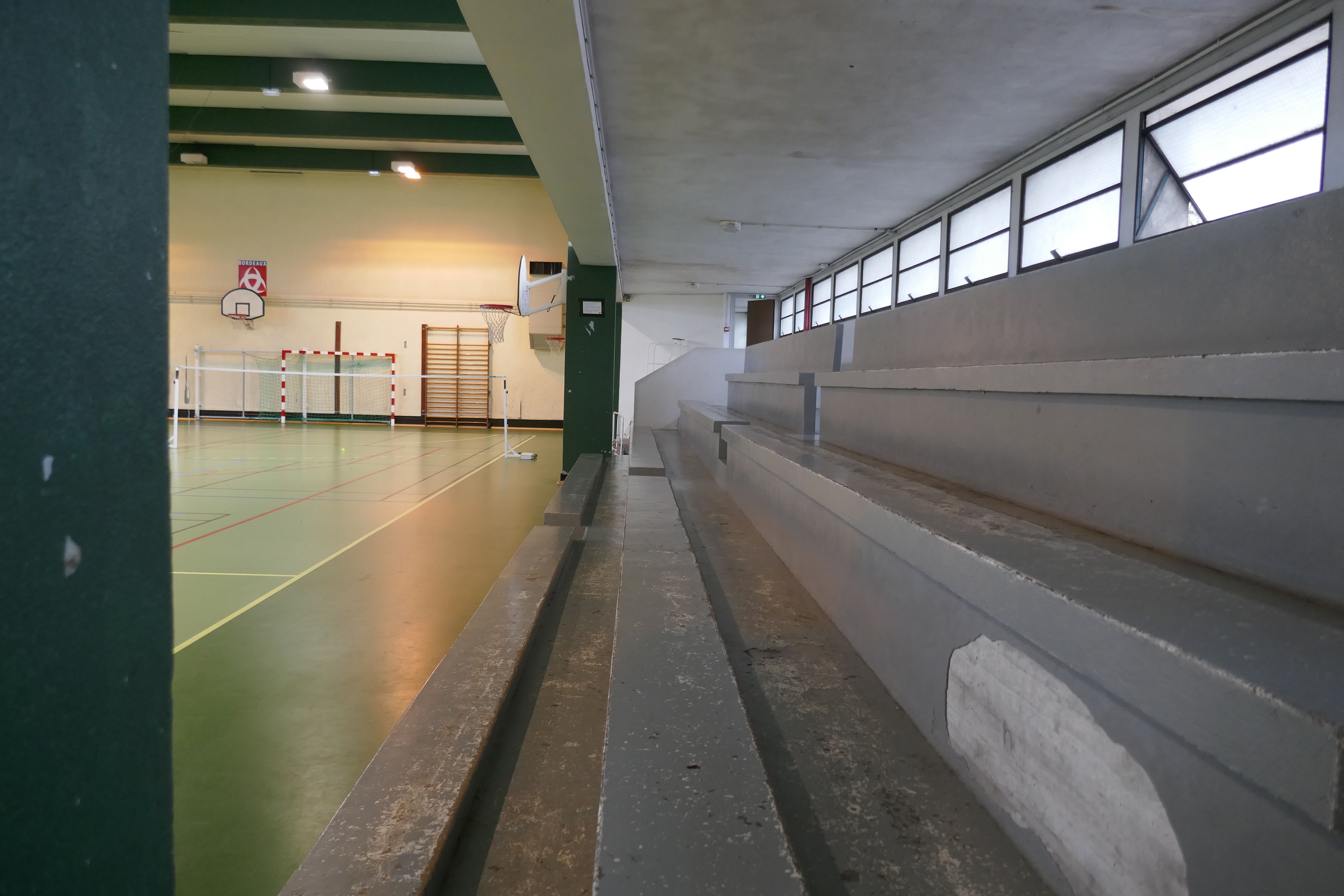 Le gymnase du rez-de-chaussée avec ses gradins.
