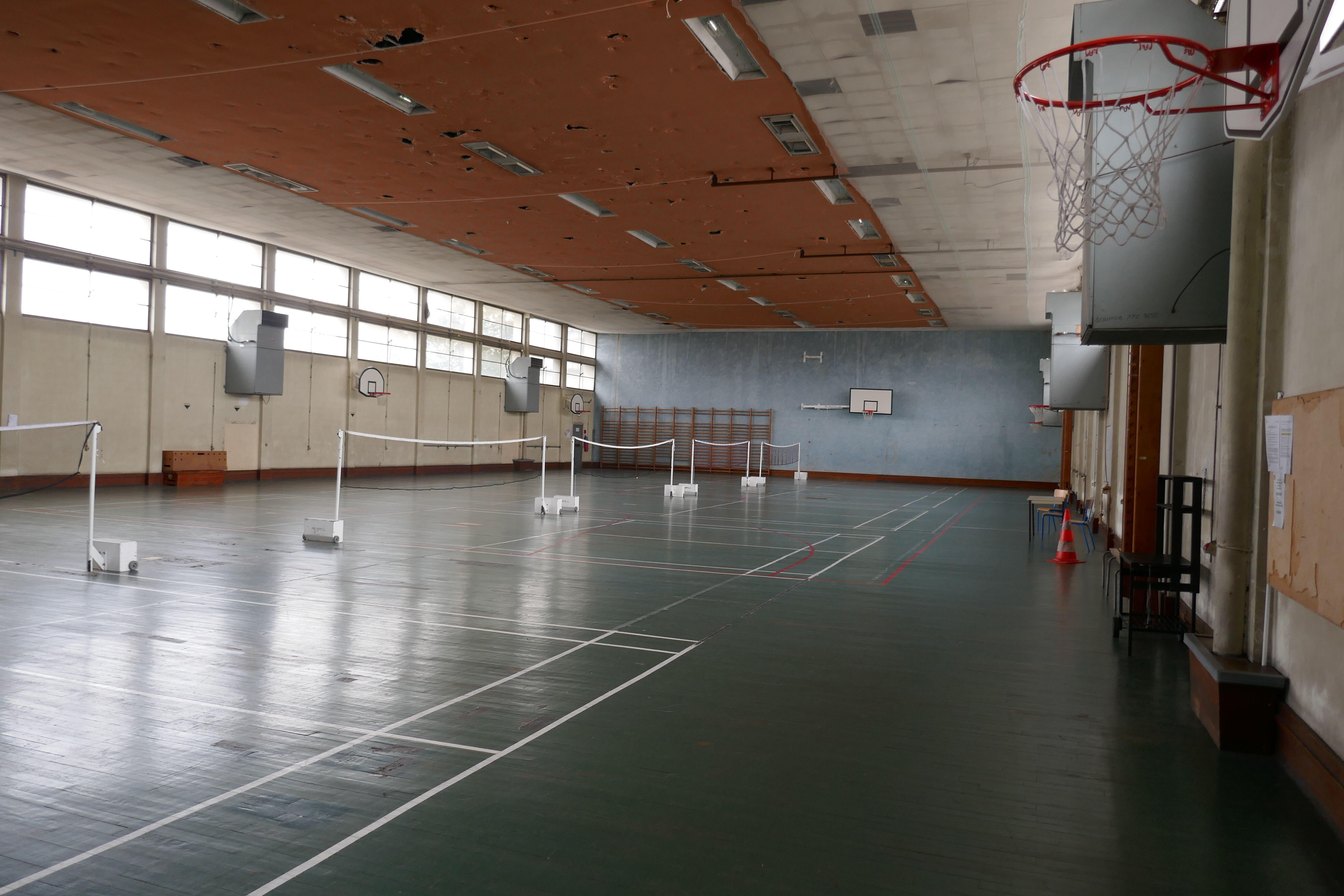 Le gymnase de l'étage avec son parquet d'origine en chêne peint.