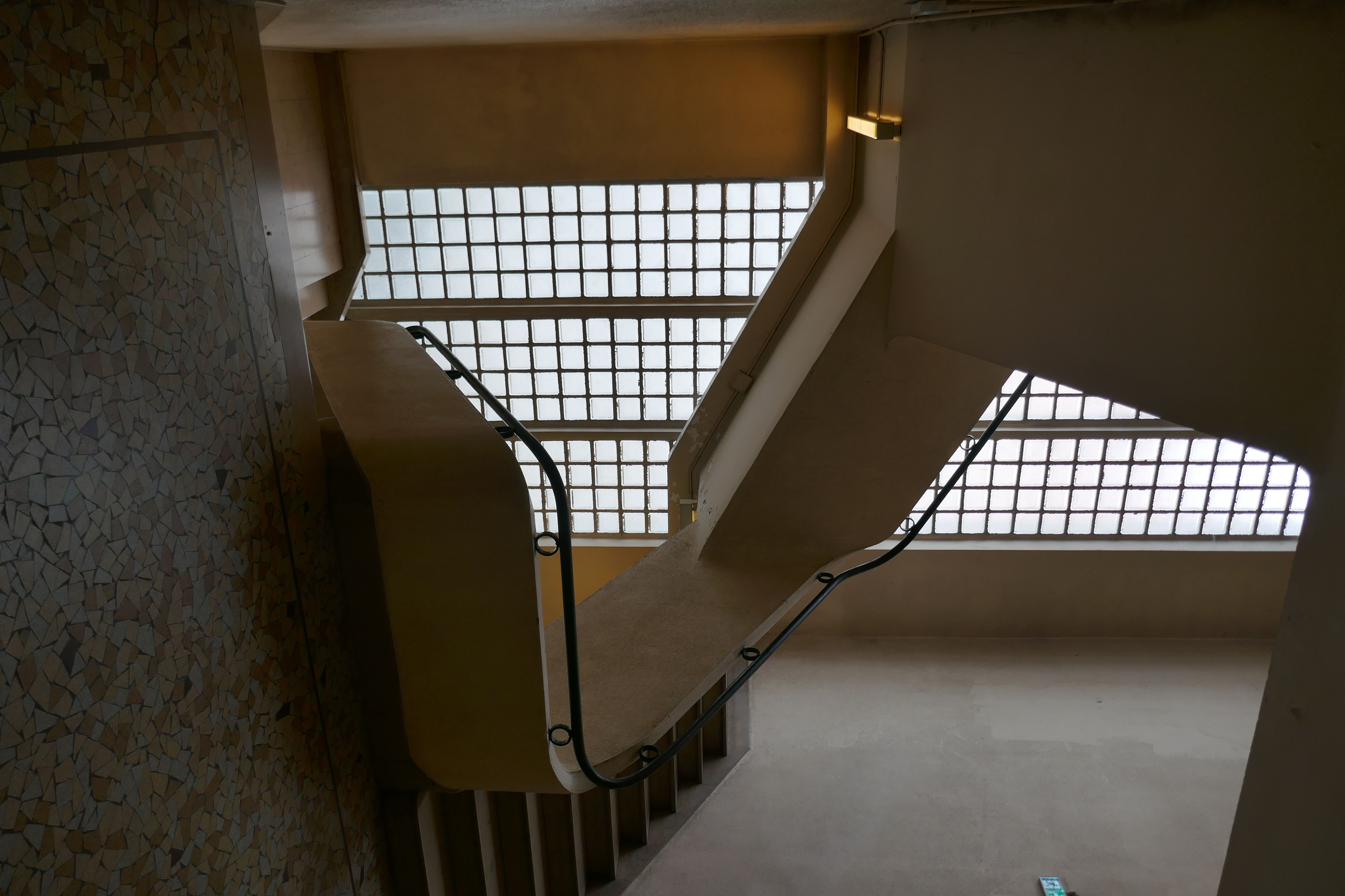 Vue de la cage d'escalier avec le mur en pavé de verre.