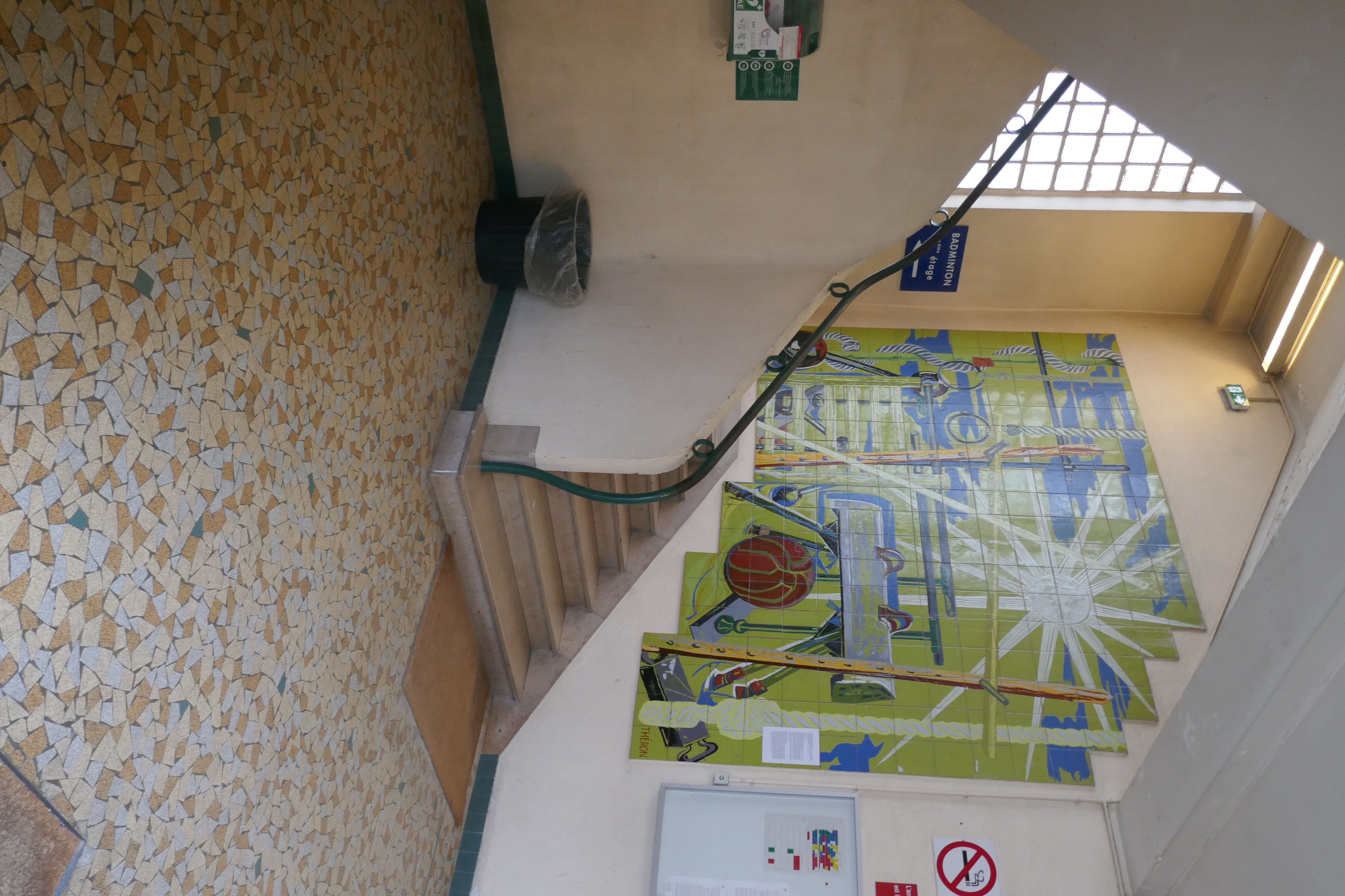 Le hall et la peinture sur carreaux par l'artiste Pierre Théron et le céramiste René Butaud.