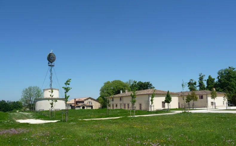 vue de la ferme, du cuvier et du chai, et de l'éolienne 