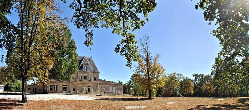 Façade principale du château et son parc