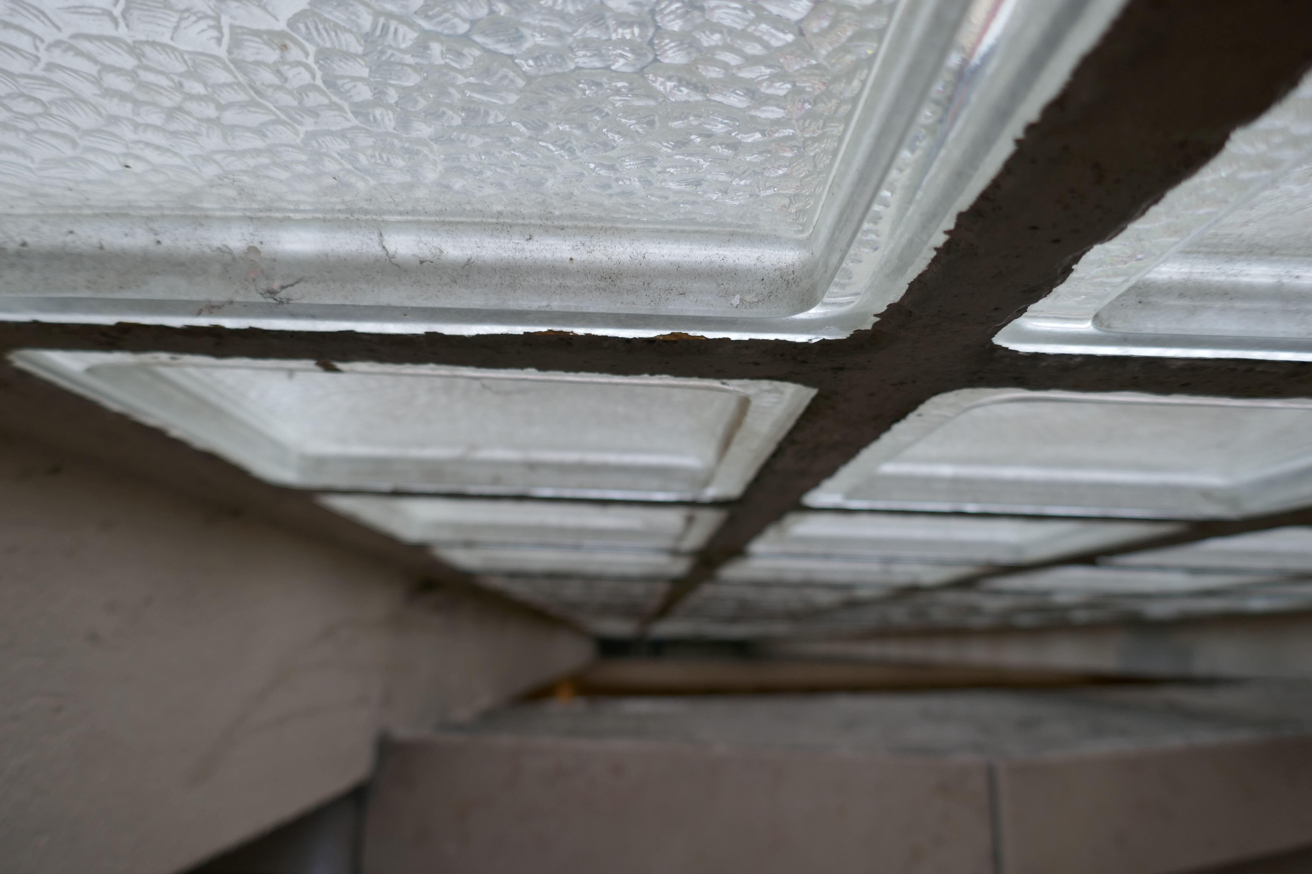 Détail du mur en pavé de verre qui éclaire l'escalier.