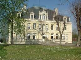 Façade principale du château des Griffons