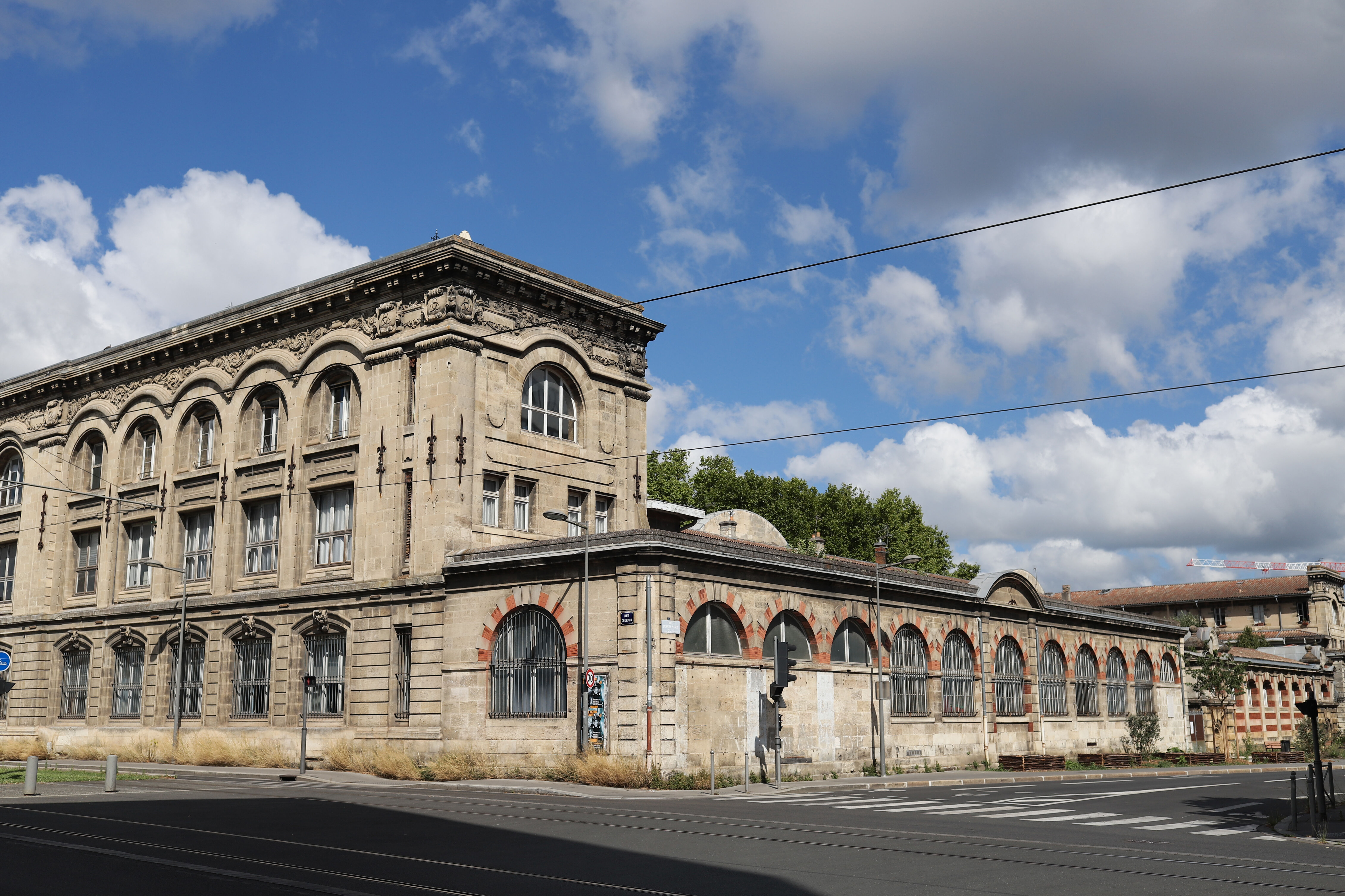 Vue de l'école depuis l'angle des rues de Courpon et rue Jacques Nancy