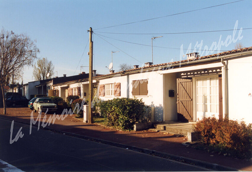 Photographie d'une barre de logements avant sa démolition en 1998.