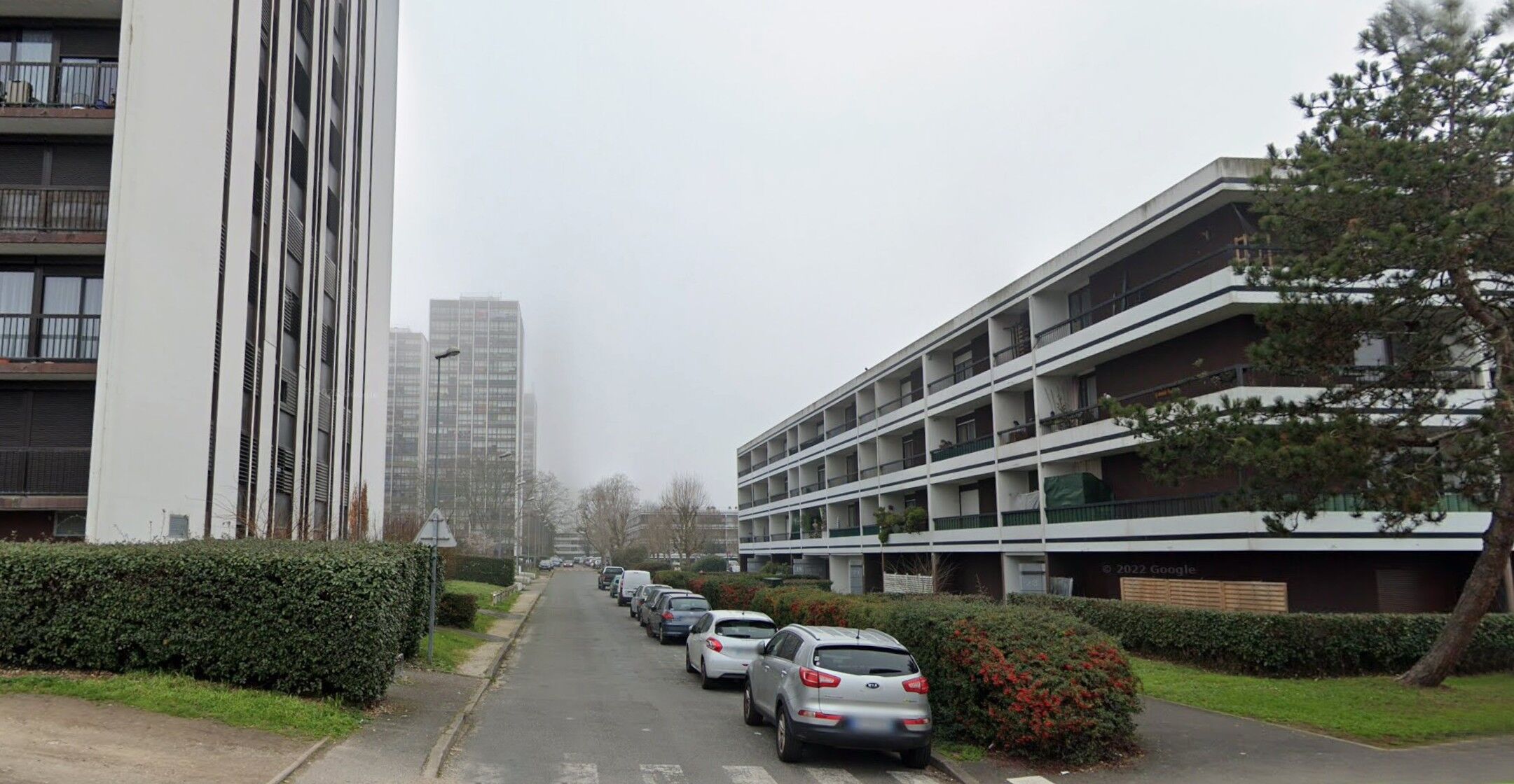 Les deux types d'immeubles de Saige : les tours R+18 (à gauche) et les bâtiments en R+3 (à droite).