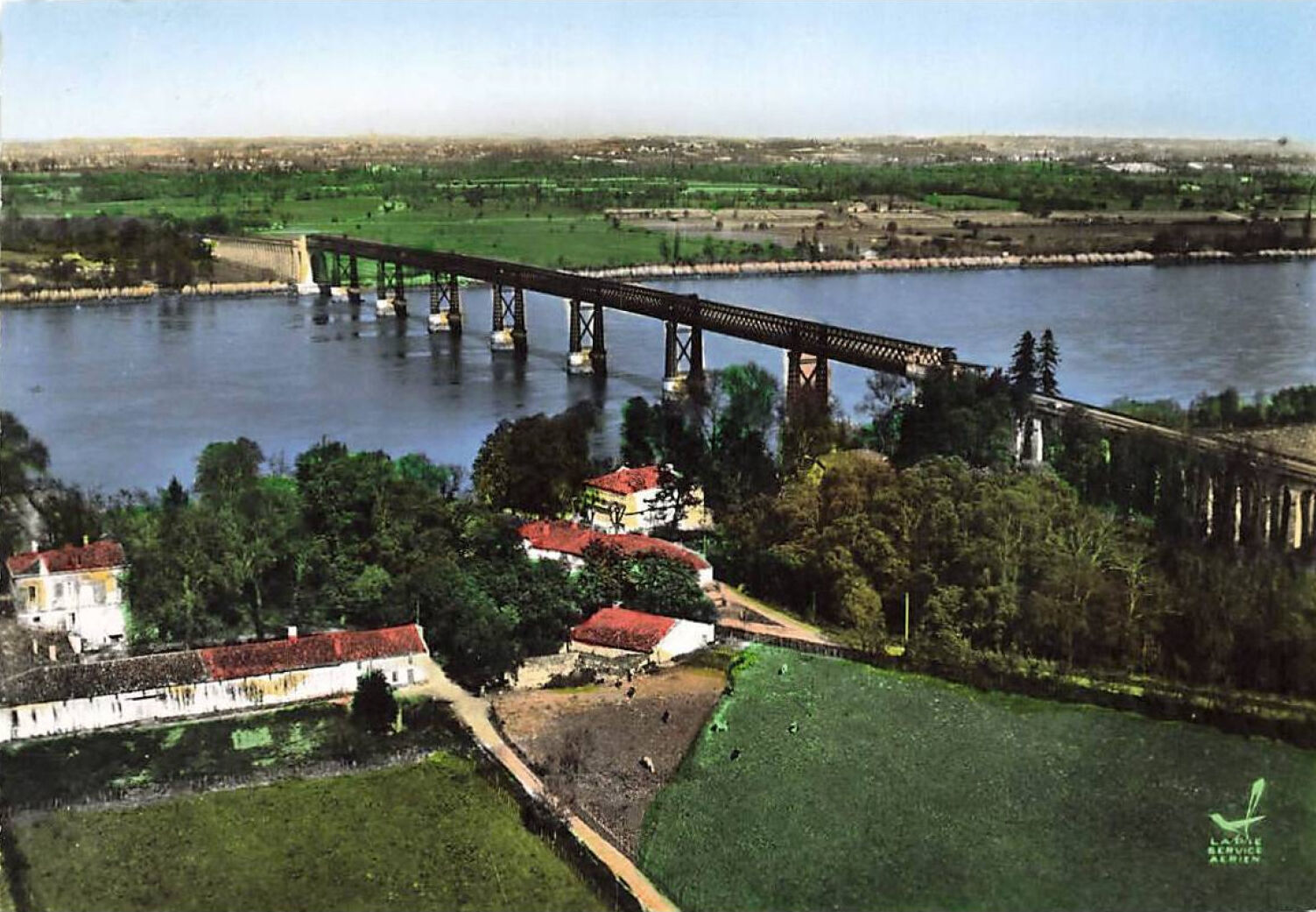vue de la chartreuse en pierre au pied du pont Eiffel
