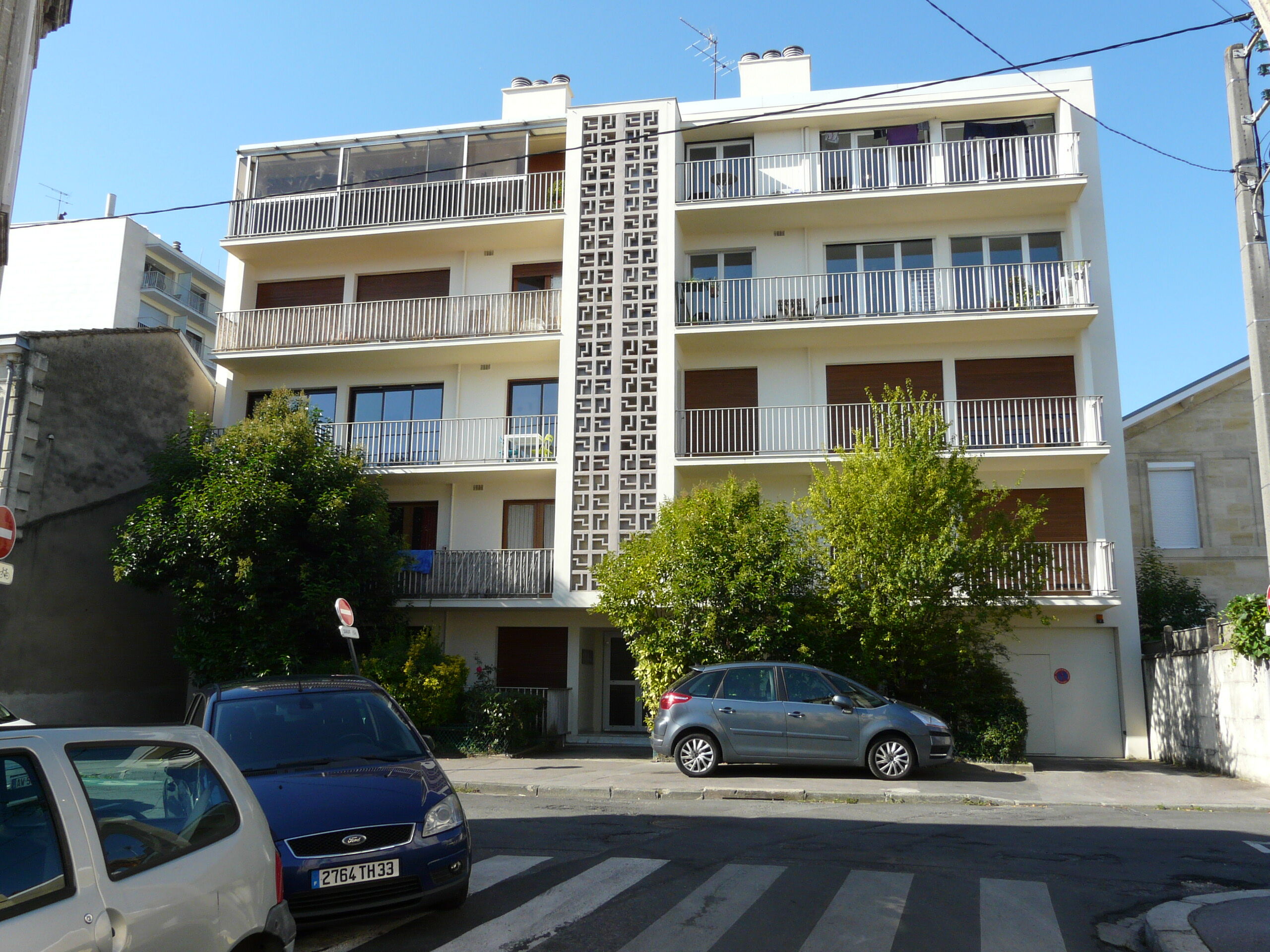 Façade principale, vue depuis la rue Moni.