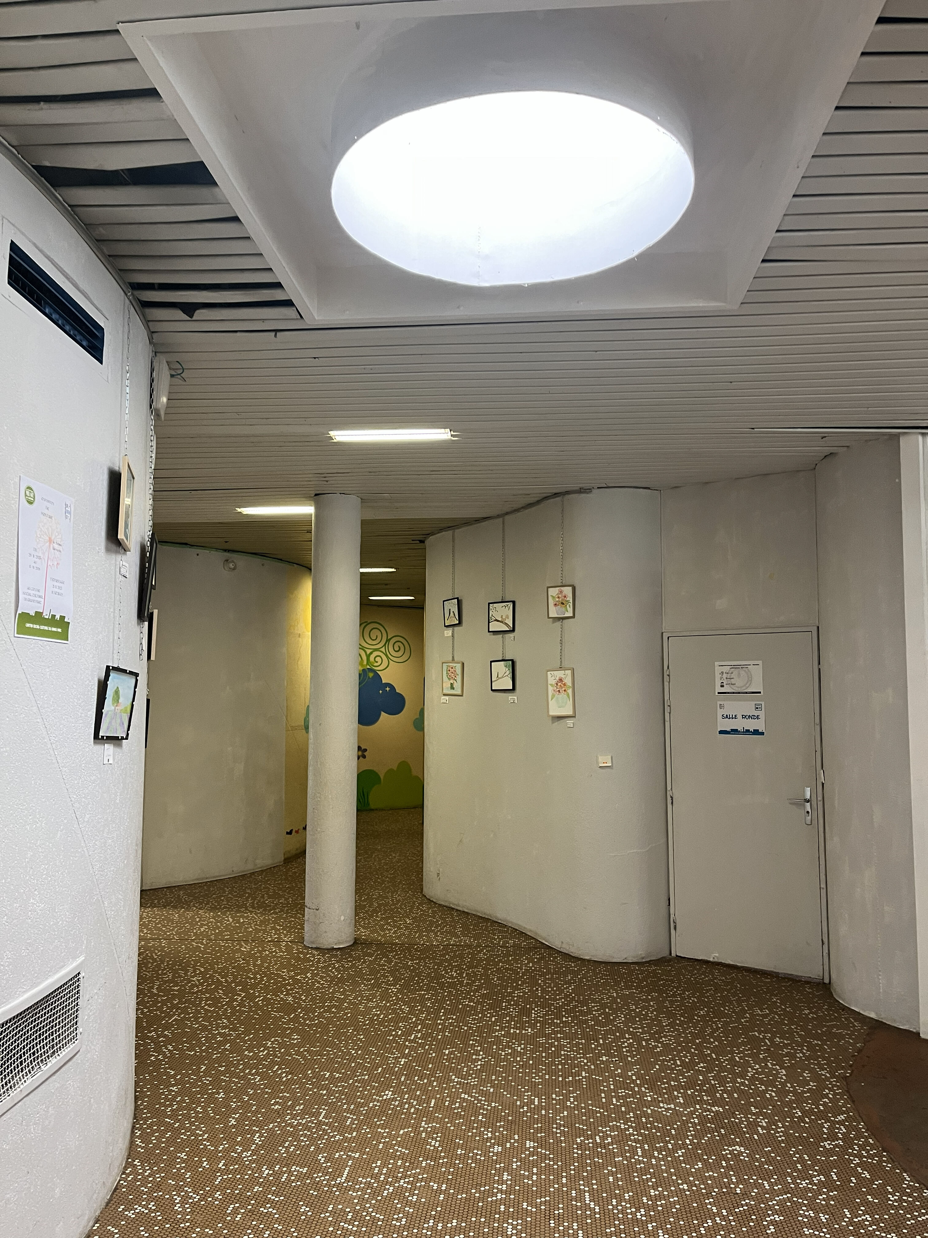 Espace intérieur de déambulation sinueux (poteau, murs, puit de jour)