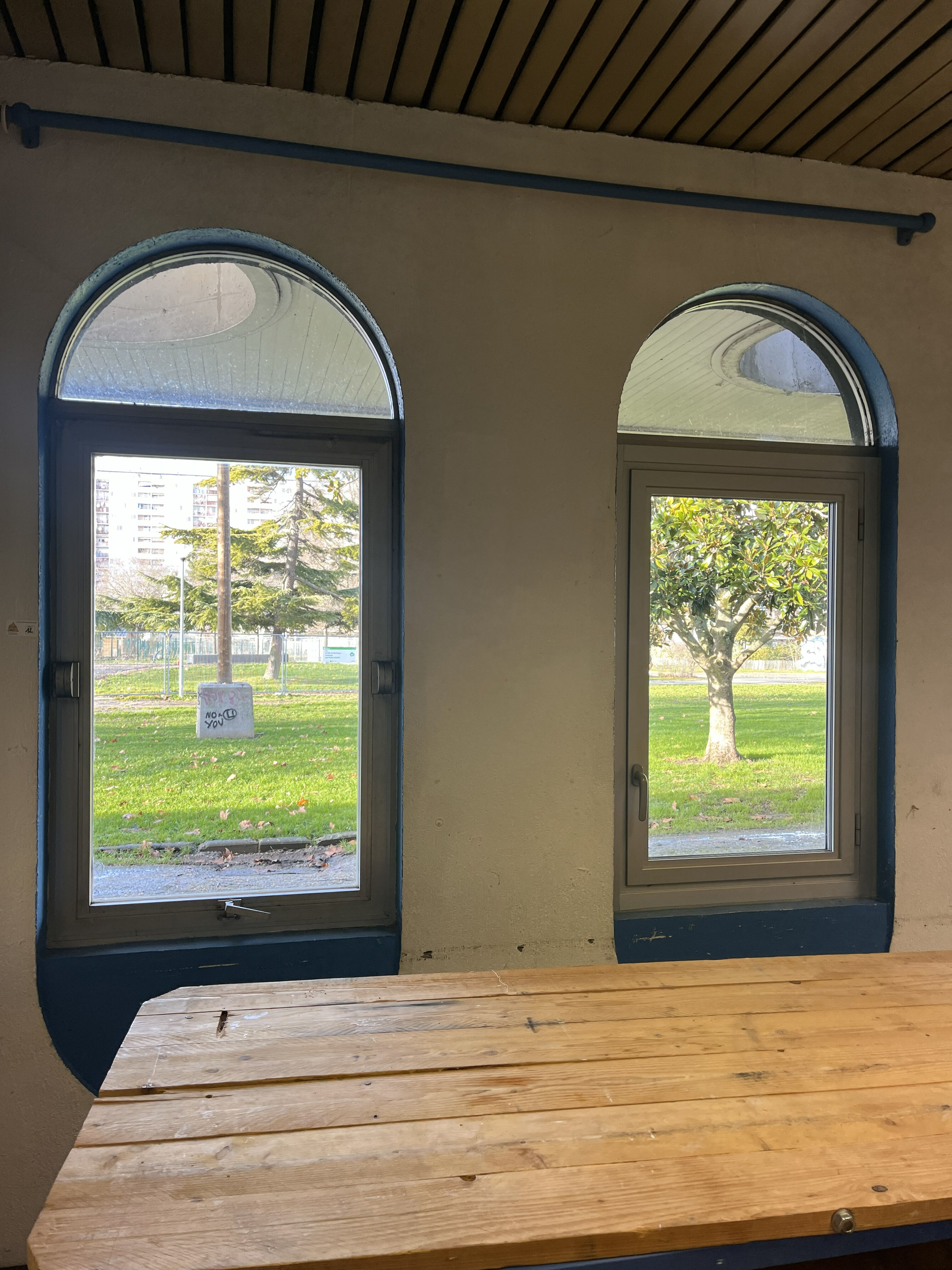 A gauche menuiserie extérieure d'origine