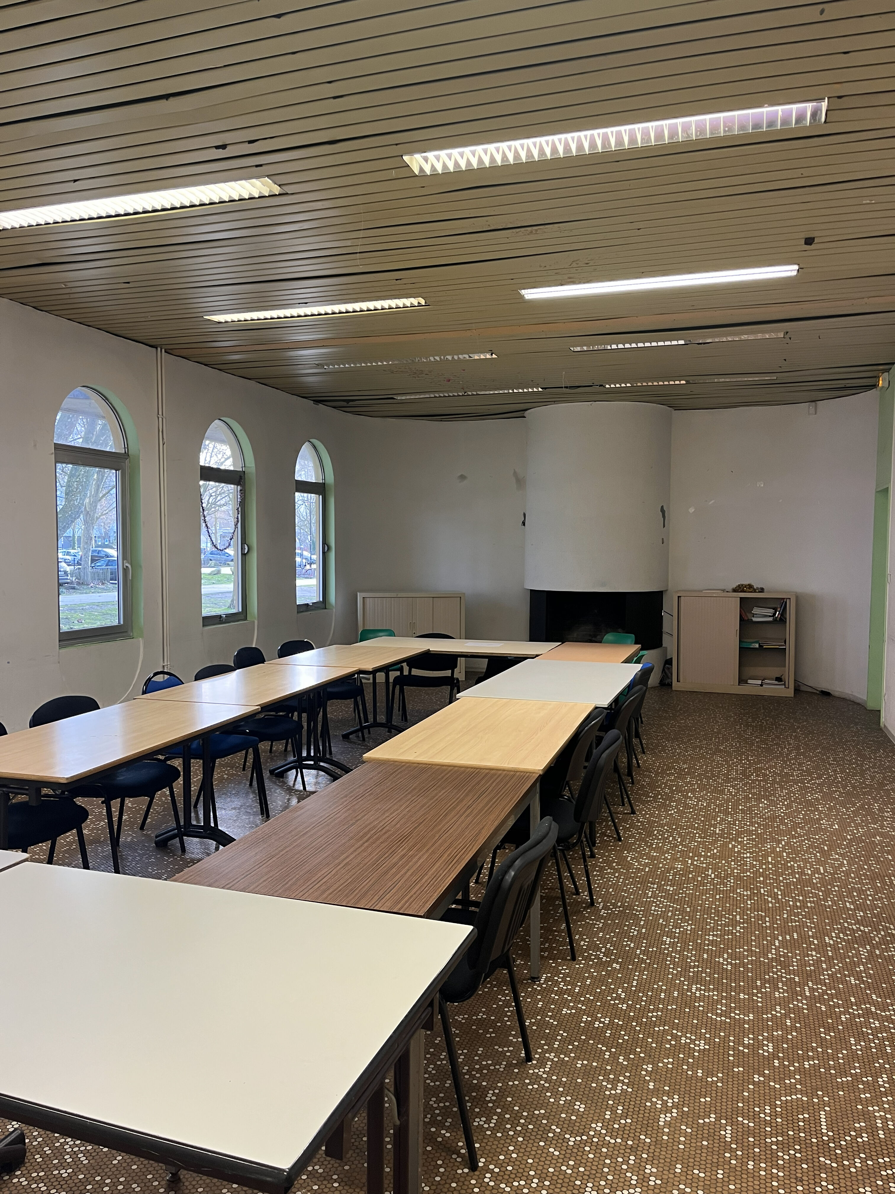 Salle avec foyer de cheminée