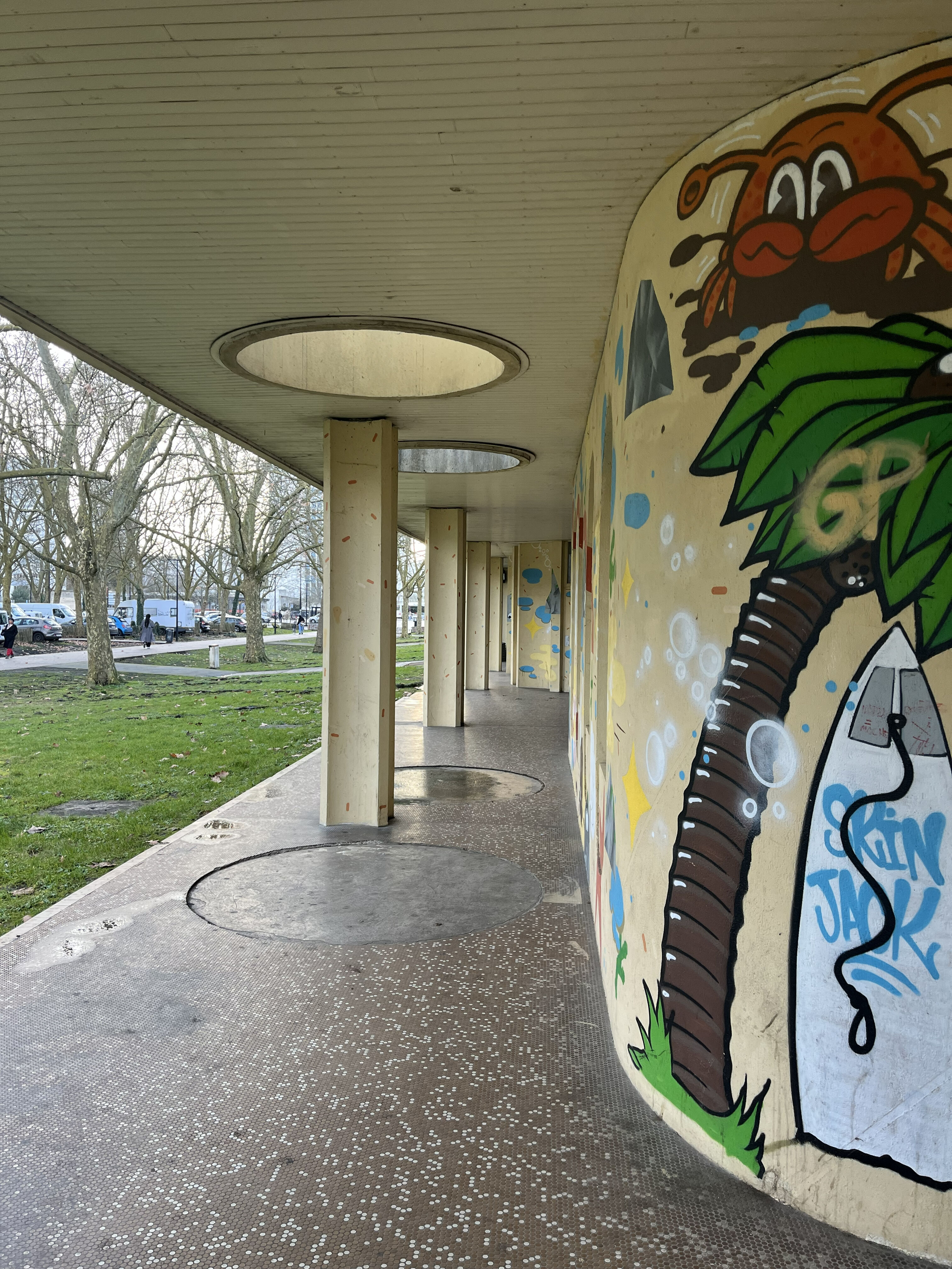 Espace extérieur de déambulation sinueux ( poteaux , murs et puits de jour)