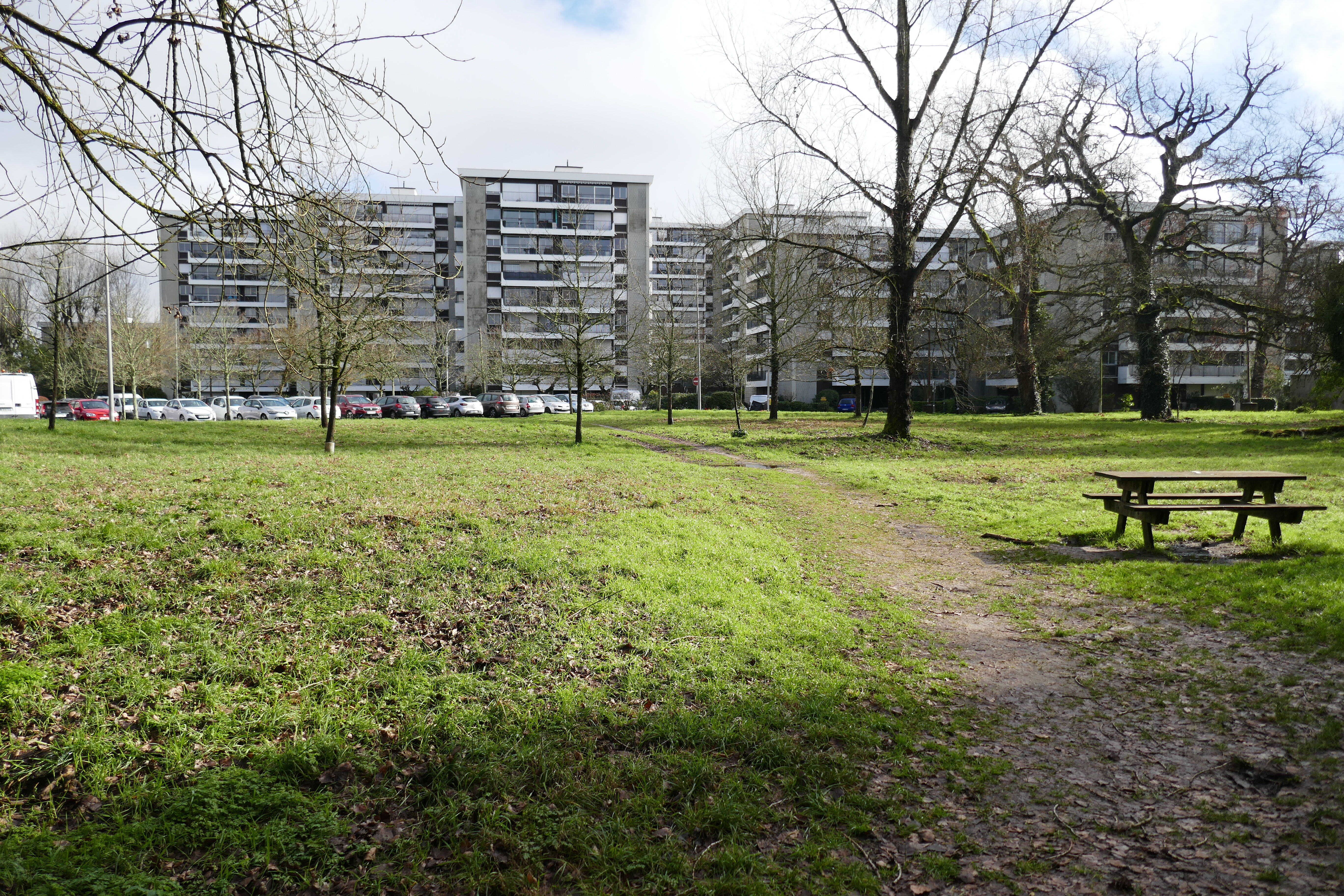 Vue d'ensemble du groupe D depuis le parc à l'ouest.