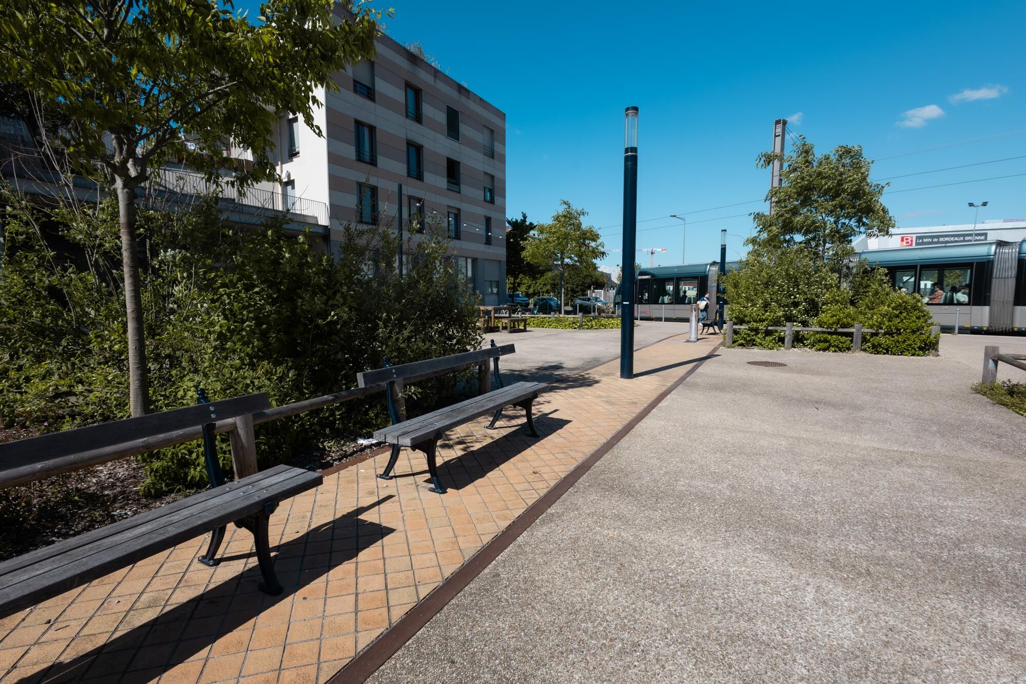 Sur la nouvelle place d'Armagnac, aménagée par Bordeaux Euratlantique avec Signes Paysage, la mémoir