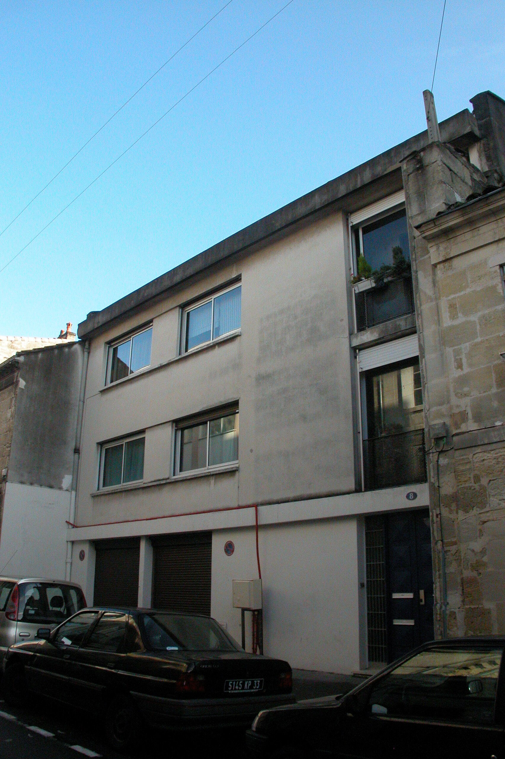 Façade principale de l'immeuble de logements des directeurs en 2007.