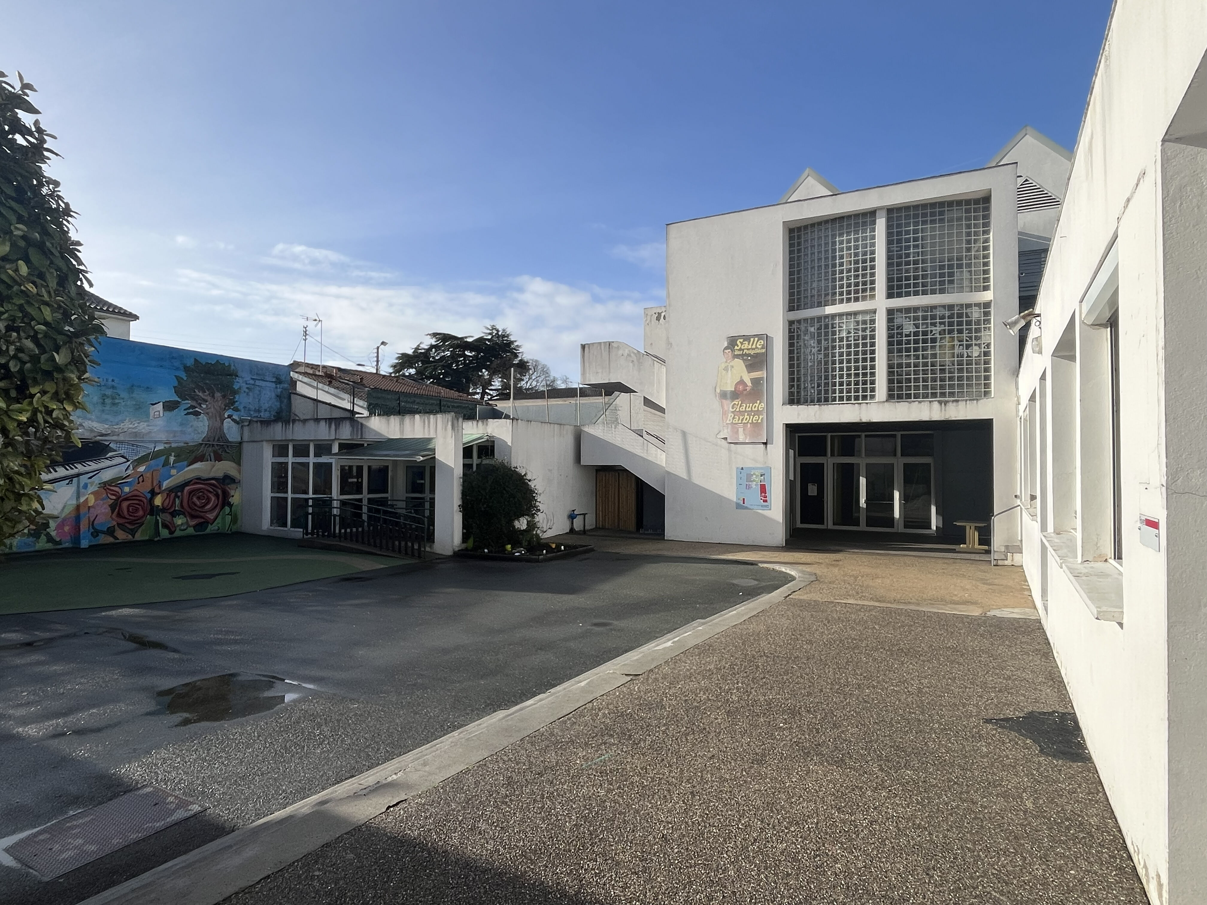 Vue du gymnase depuis la cour