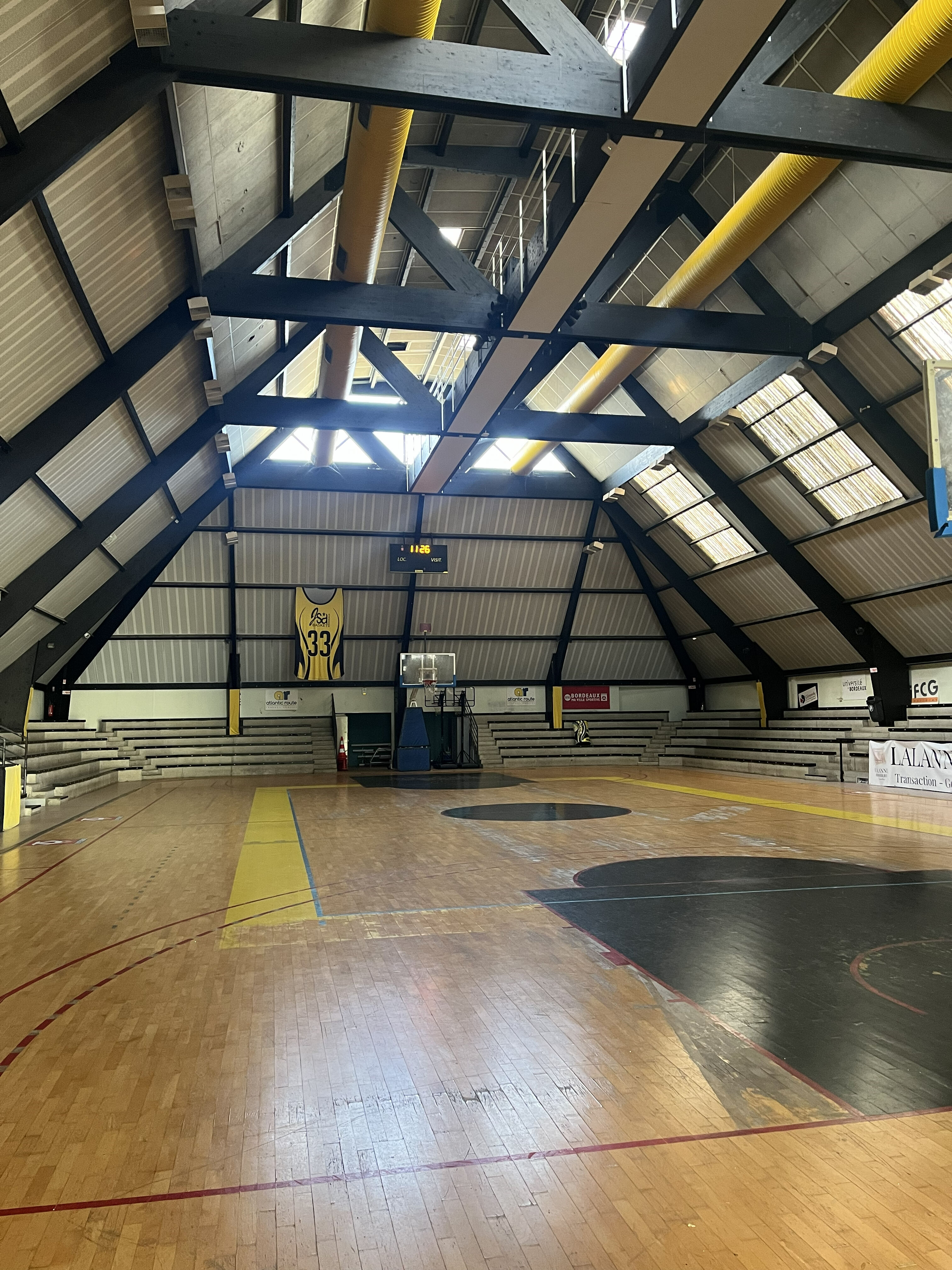 Vue de la charpente bois du gymnase